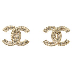 Chanel Boucles d'oreille Clous Pendientes de doble fila de cristal CC dorado Studs