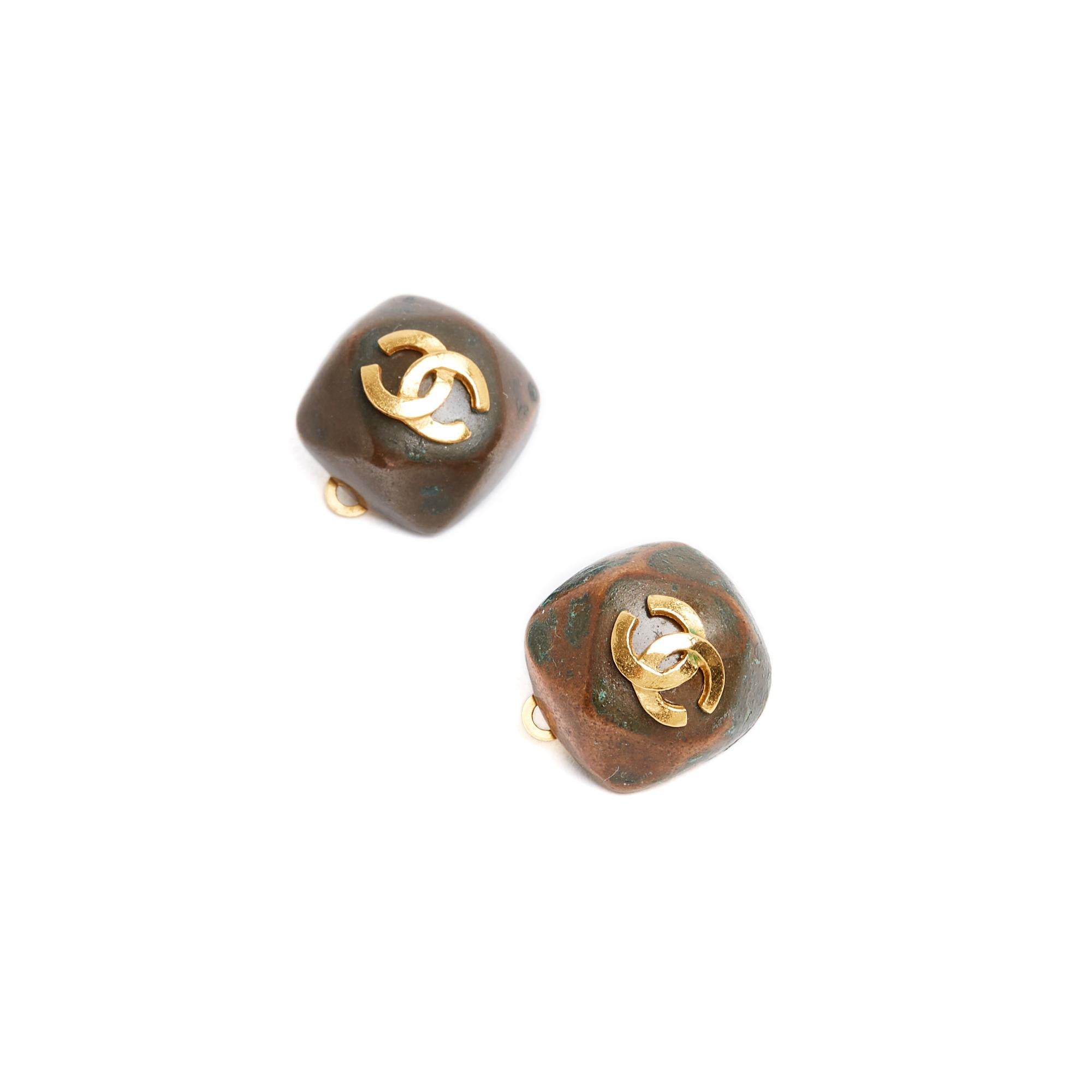 Chanel Boucles d'oreilles Clips 1998 CC d'oro su rame Orecchini a clip In condizioni buone in vendita a PARIS, FR