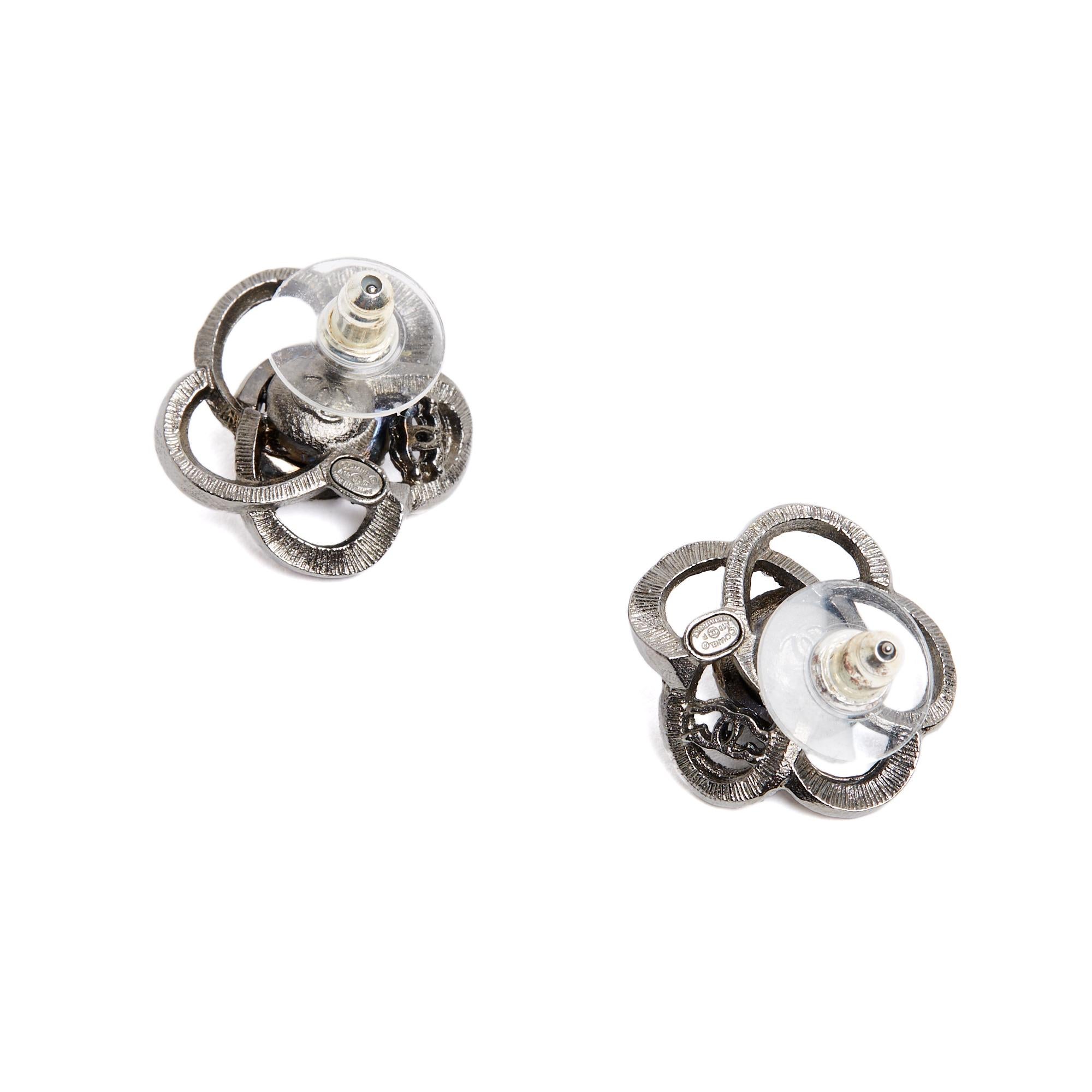 Orecchini Chanel Boucles oreille Clous 2018 Argento scuro Strass Perla Camelia In condizioni buone in vendita a PARIS, FR