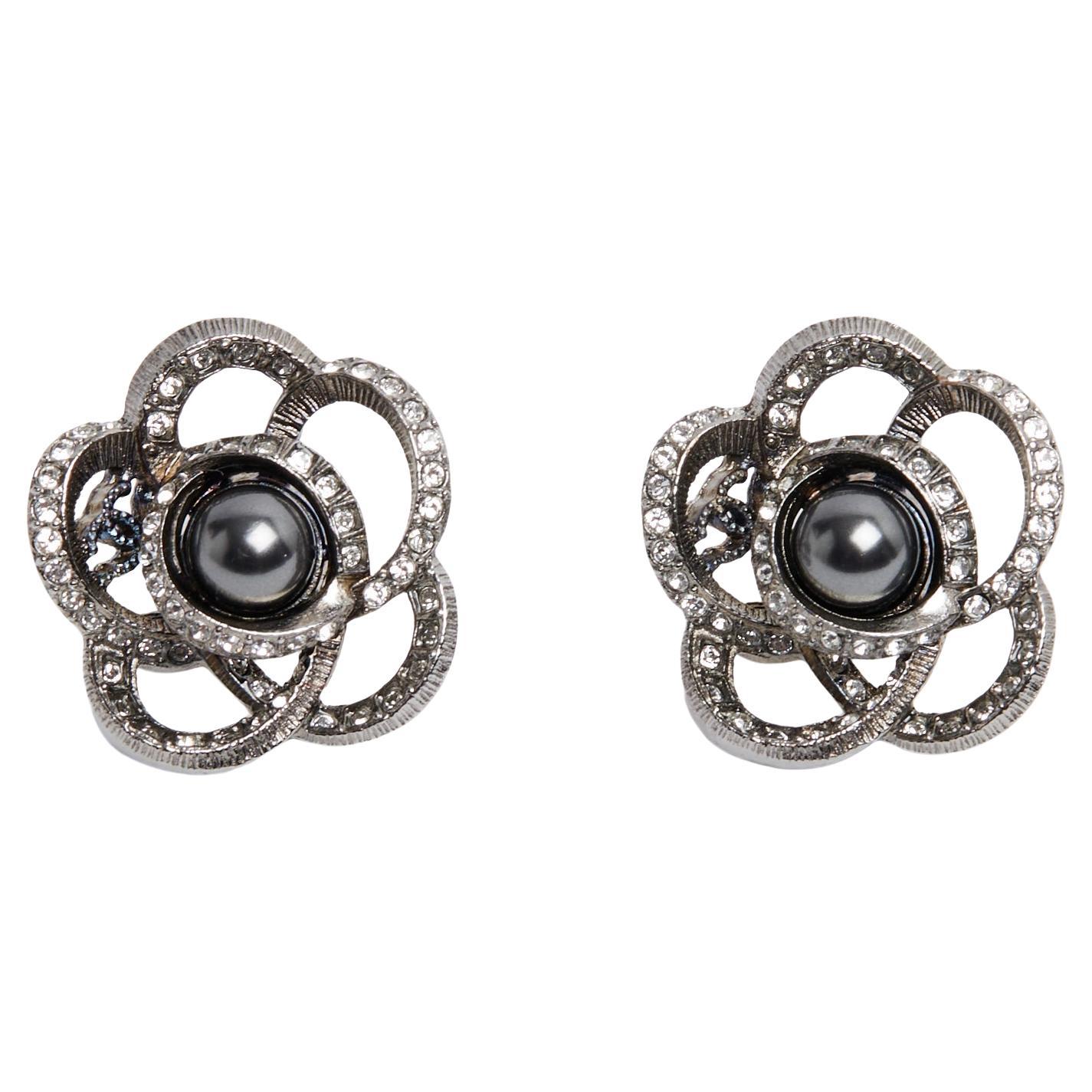 Orecchini Chanel Boucles oreille Clous 2018 Argento scuro Strass Perla Camelia