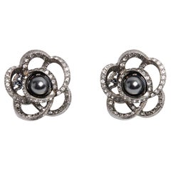 Orecchini Chanel Boucles oreille Clous 2018 Argento scuro Strass Perla Camelia