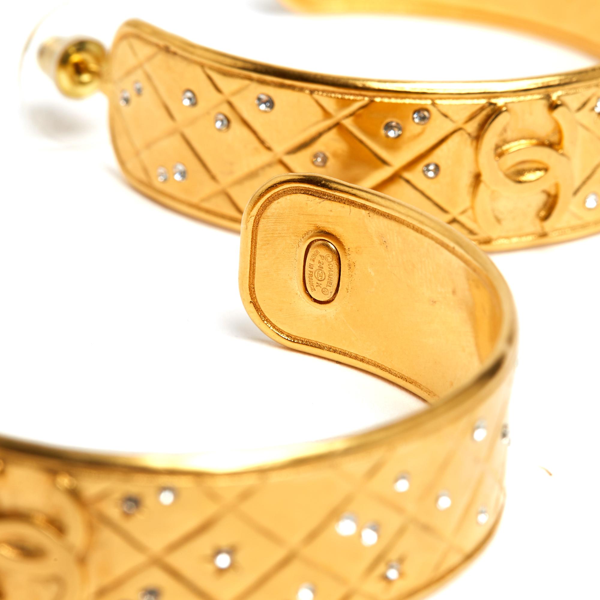 Chanel Boucles Oreille Clous 2024 Quilted Golden Metal CC Earrings Hoops Studs In Excellent Condition For Sale In PARIS, FR