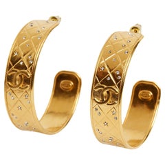 Chanel Boucles Oreille Clous 2024 Gesteppte Goldene Metall CC Ohrringe Reifen Ohrstecker