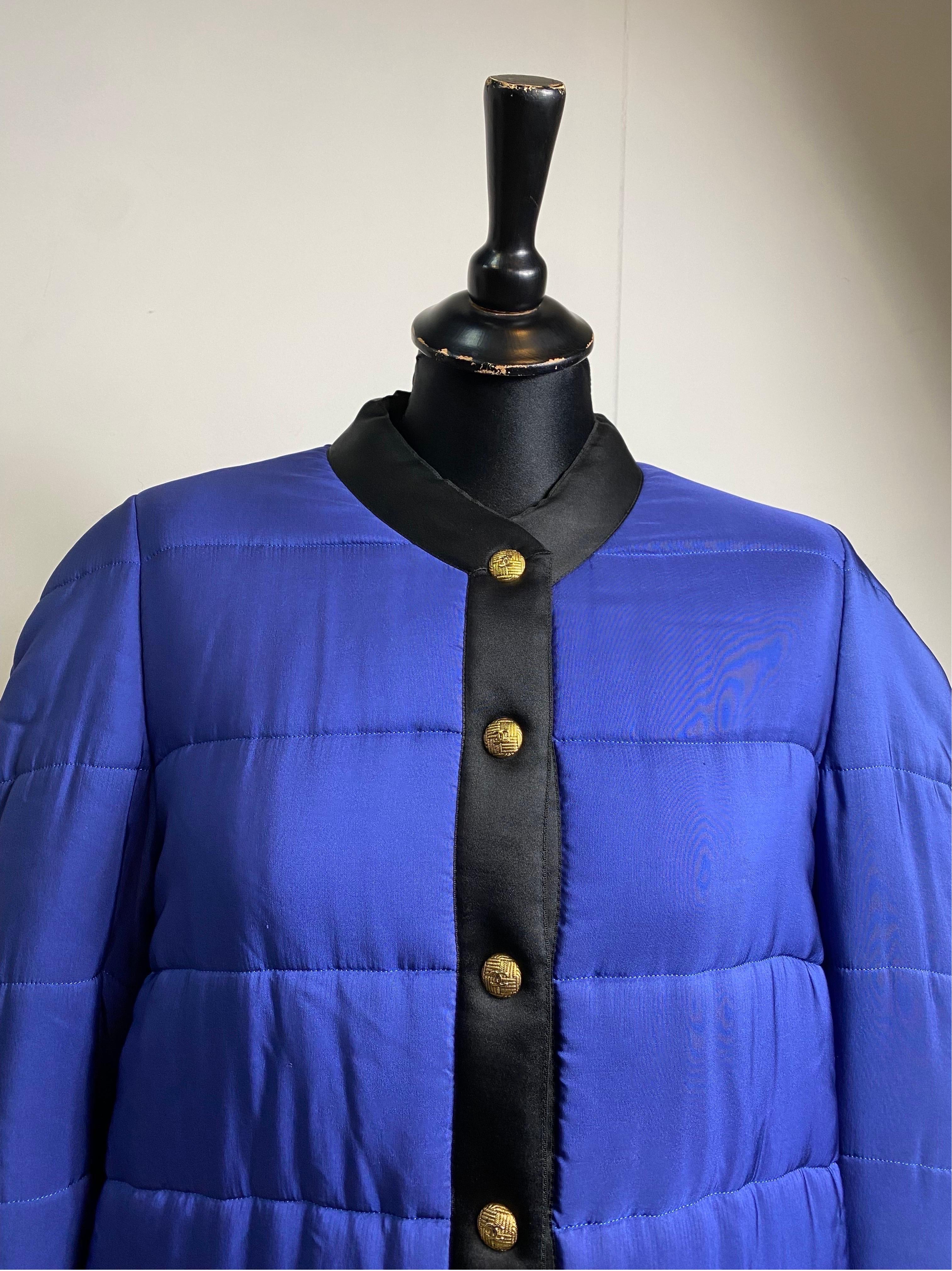 Chanel Boutique bomber jacket.
Automne-hiver 1990/91. Iconic Jacket.
Composition and size label are missing.
we think it's silk. Padded.
Electric blue color with black details.
Golden CC logo buttons.
Fits an international M.
Shoulders 48 cm
Bust 52