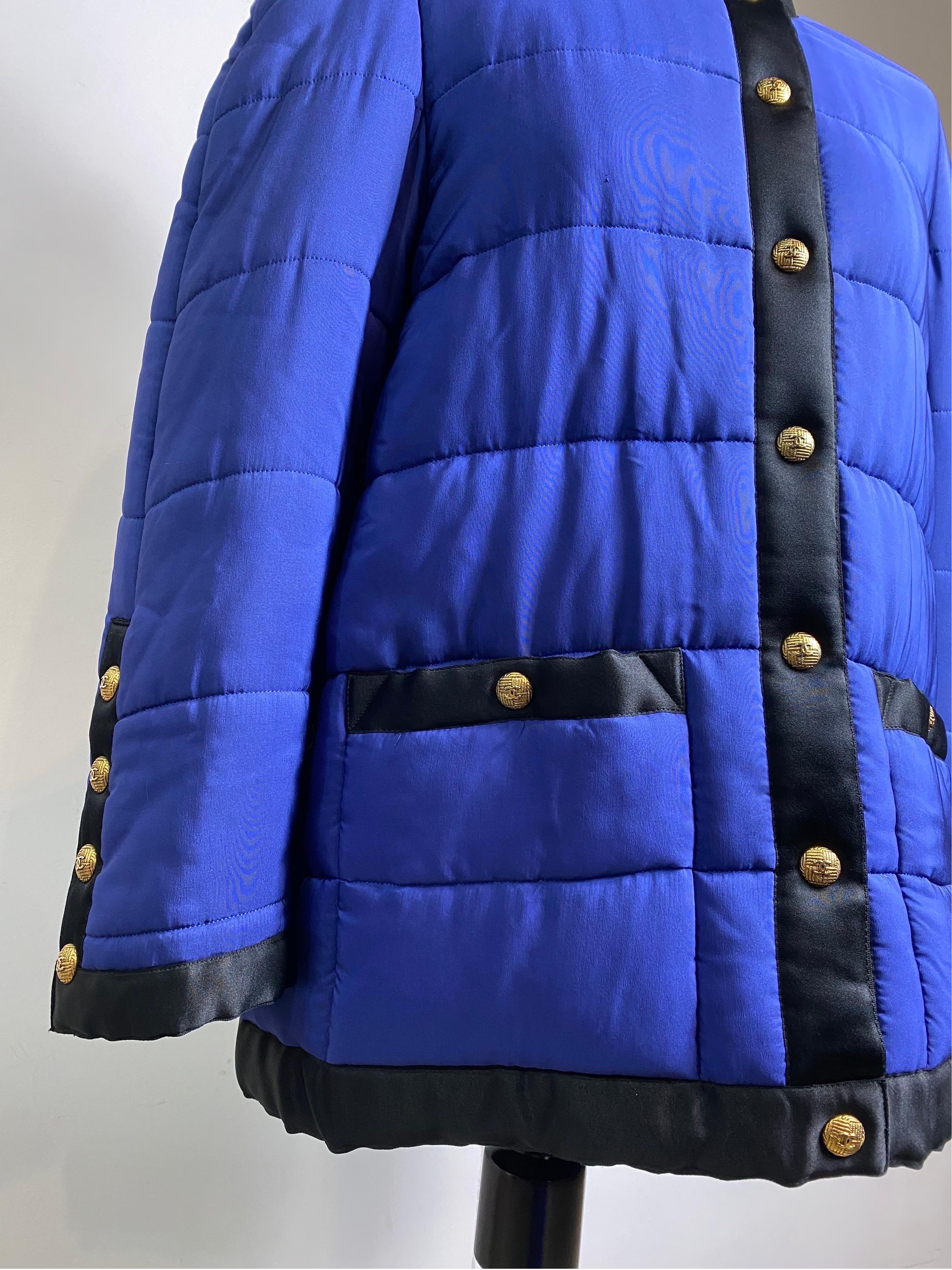 Chanel Boutique 1990/91 vintage quilted electric blue bomber jacket In Excellent Condition For Sale In Carnate, IT