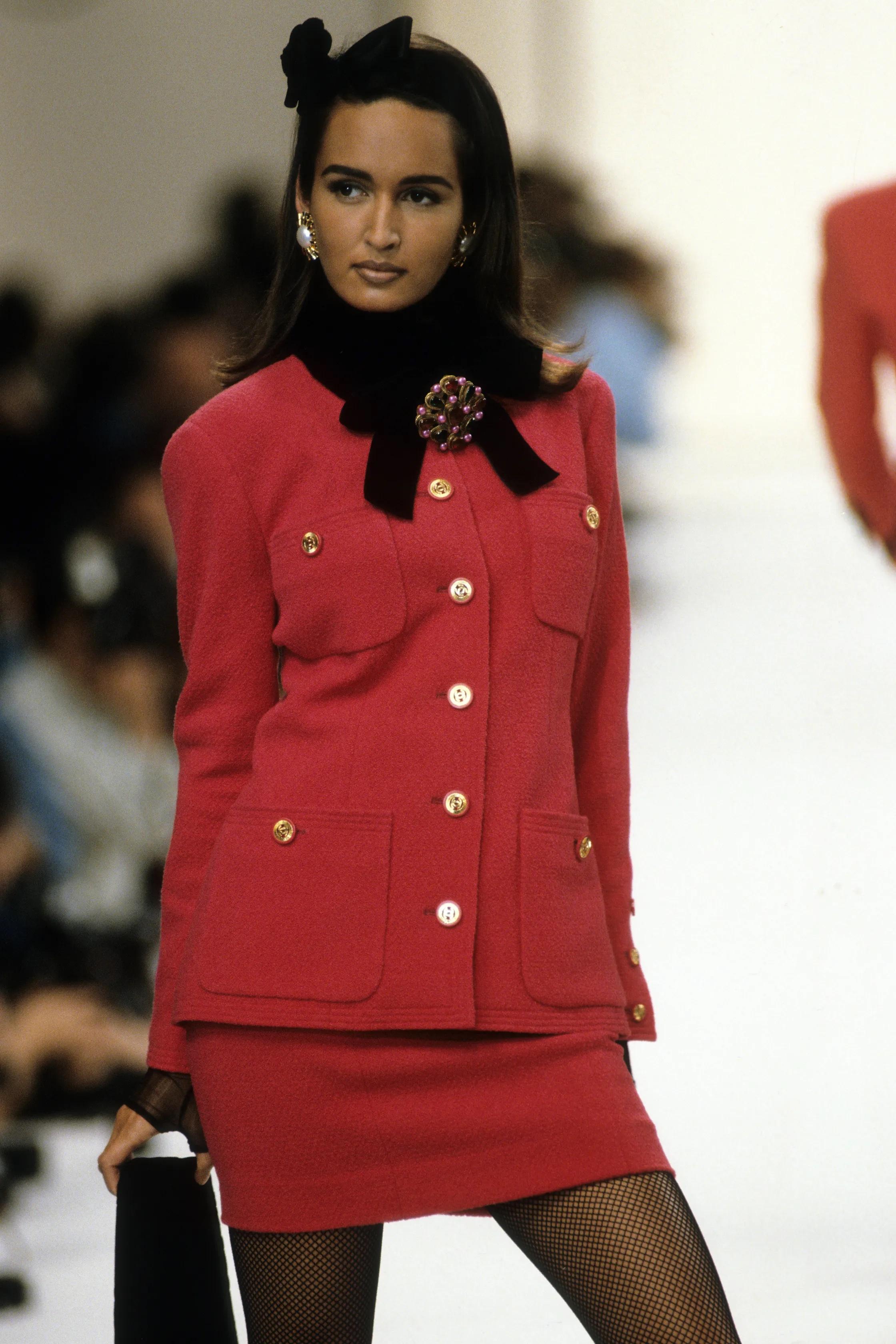Chanel Boutique 1991 Ready to Wear Fuchsia Suit Ensemble   For Sale 10