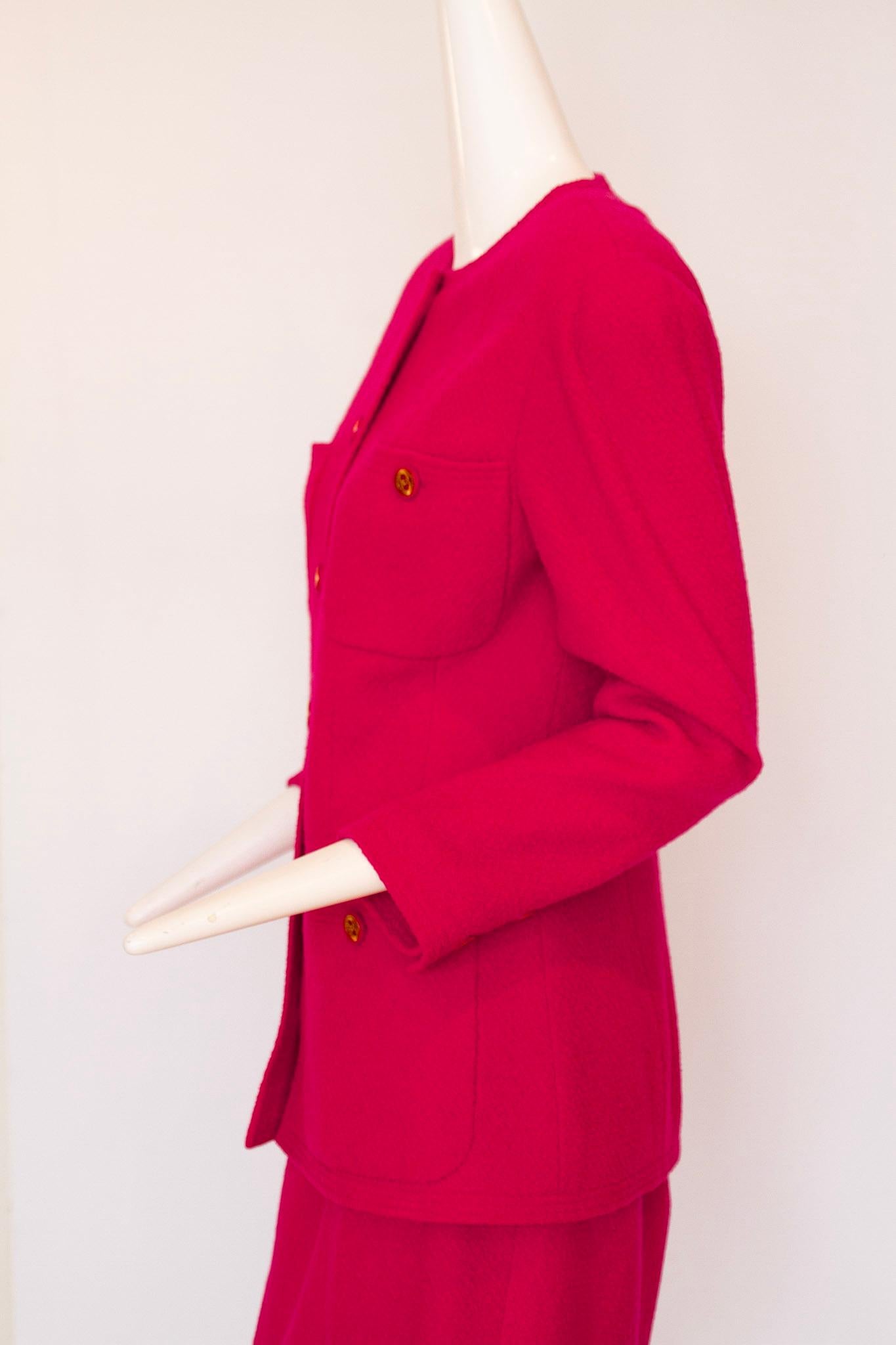Chanel Boutique 1991 Ready to Wear Fuchsia Suit Ensemble   In Excellent Condition For Sale In Kingston, NY