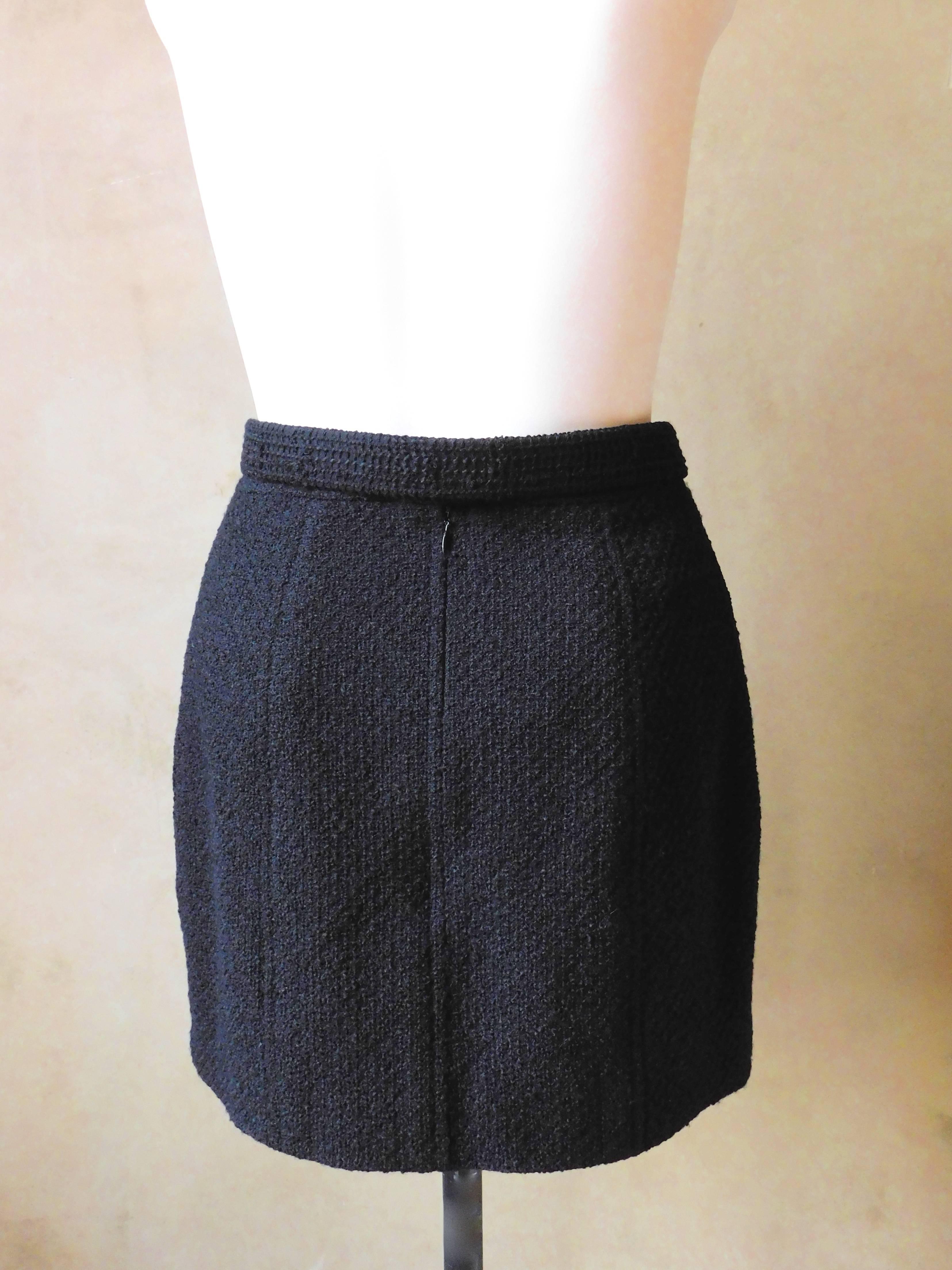 Chanel Boutique mini skirt in black boucle wool from the autumn 1995 collection.
The size is marked as a 40, but the waist measures 70 cm around which is a US size 4 so the skirt has been professionally altered. Since there are no visible signs of