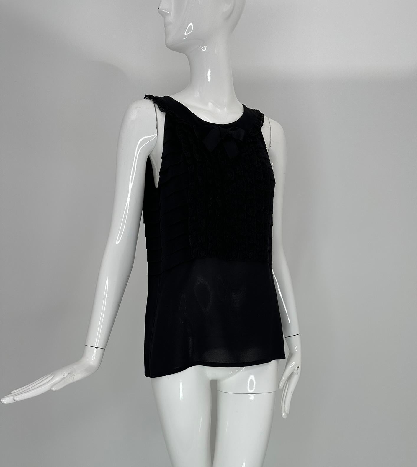 Chanel Boutique Nero Pizzo Pettorina Collo Fiocco Plissettato Top Senza Maniche Piccolo in vendita 9