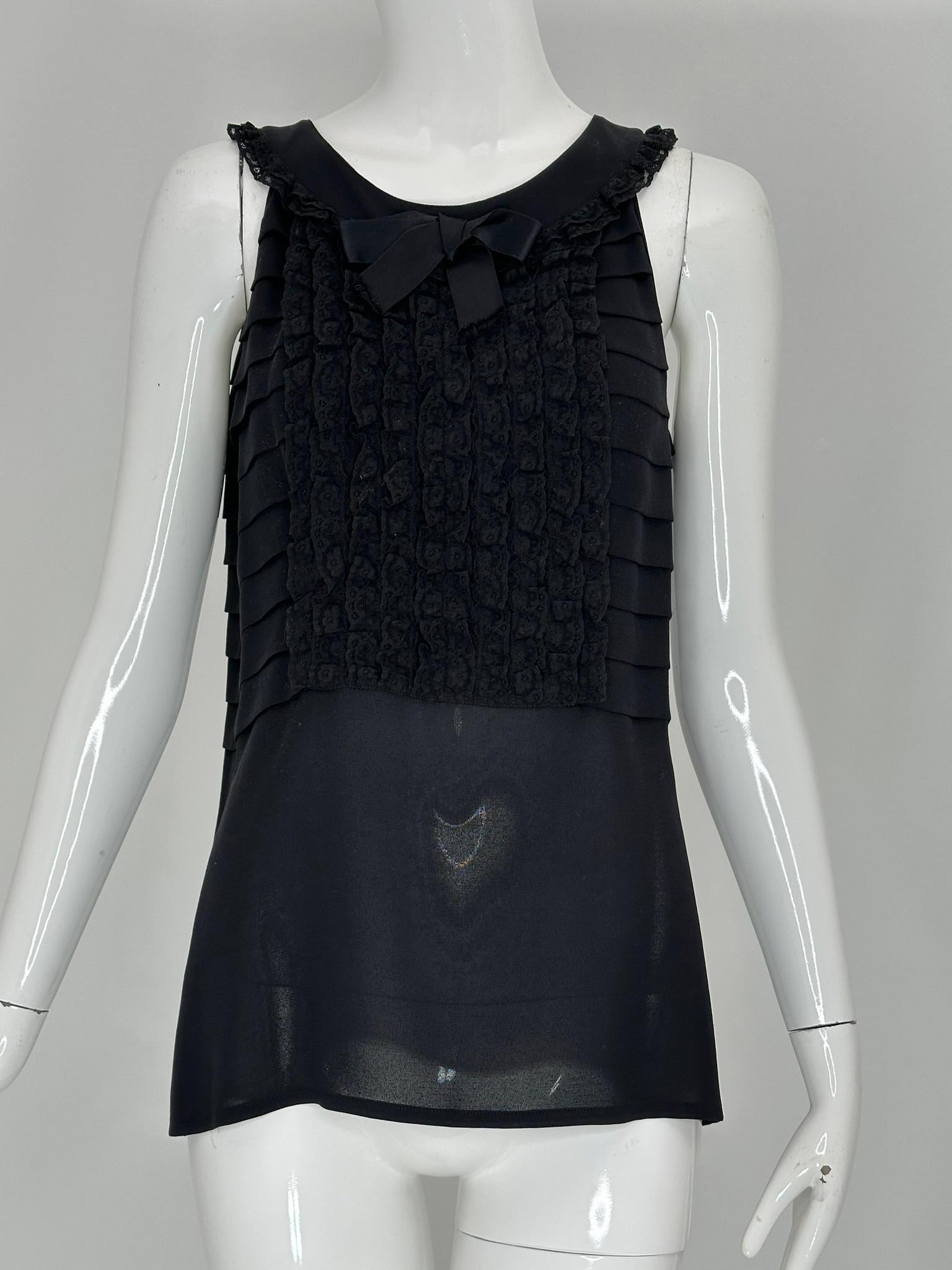 Chanel Boutique Nero Pizzo Pettorina Collo Fiocco Plissettato Top Senza Maniche Piccolo in vendita 10