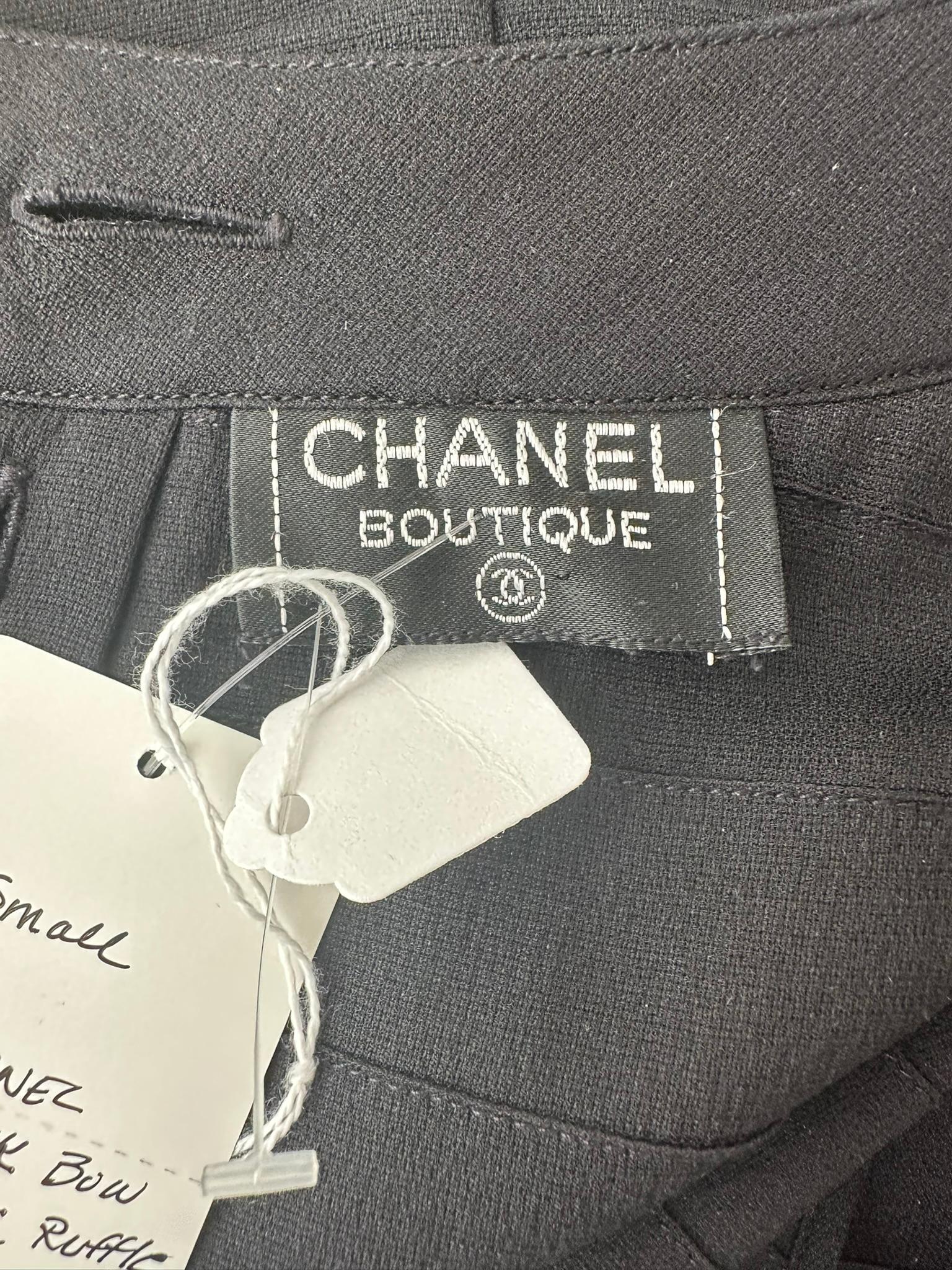 Chanel Boutique Nero Pizzo Pettorina Collo Fiocco Plissettato Top Senza Maniche Piccolo in vendita 11