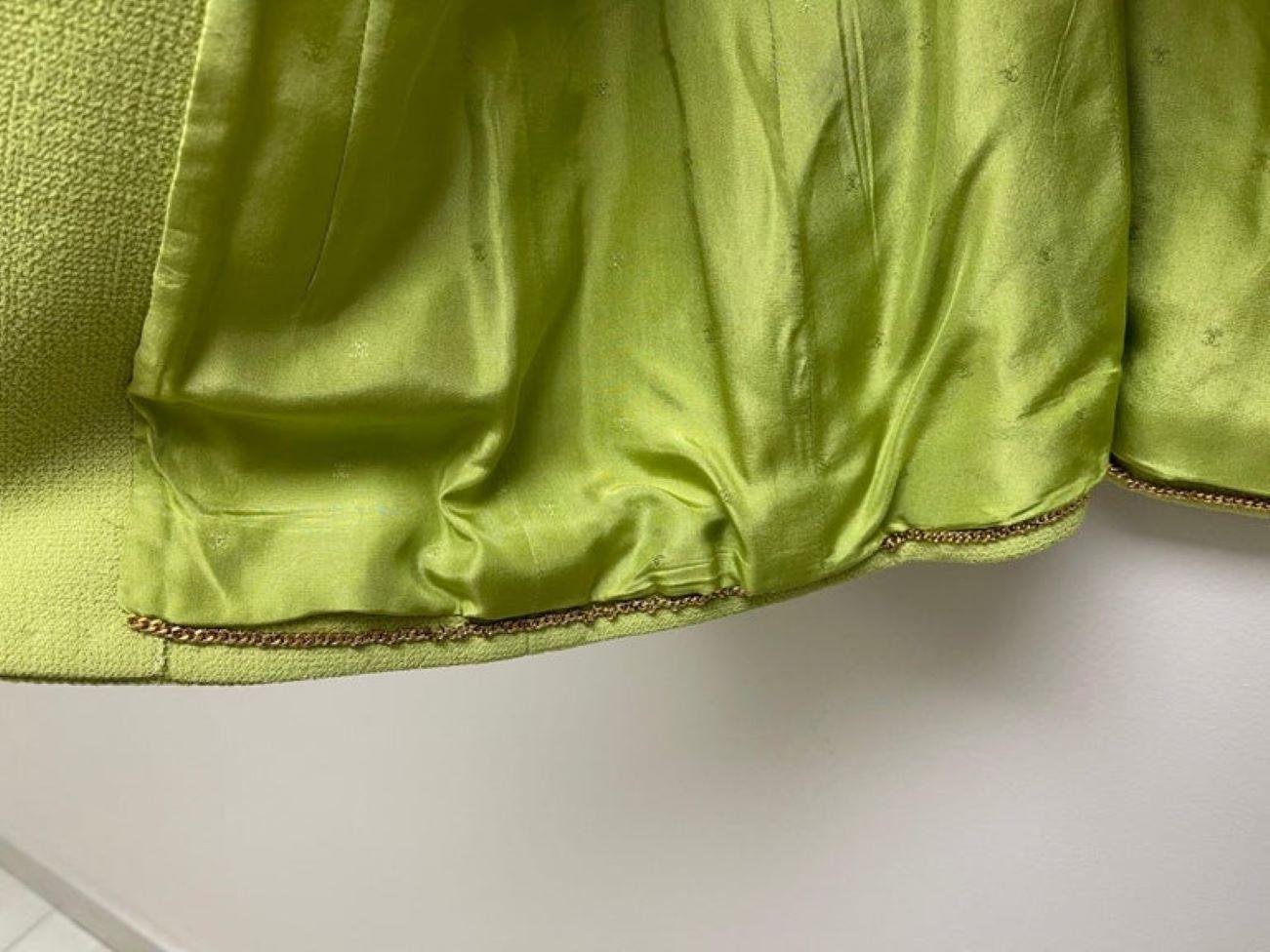 CHANEL BOUTIQUE Chartreuse Green Suit Signature Chanel 7