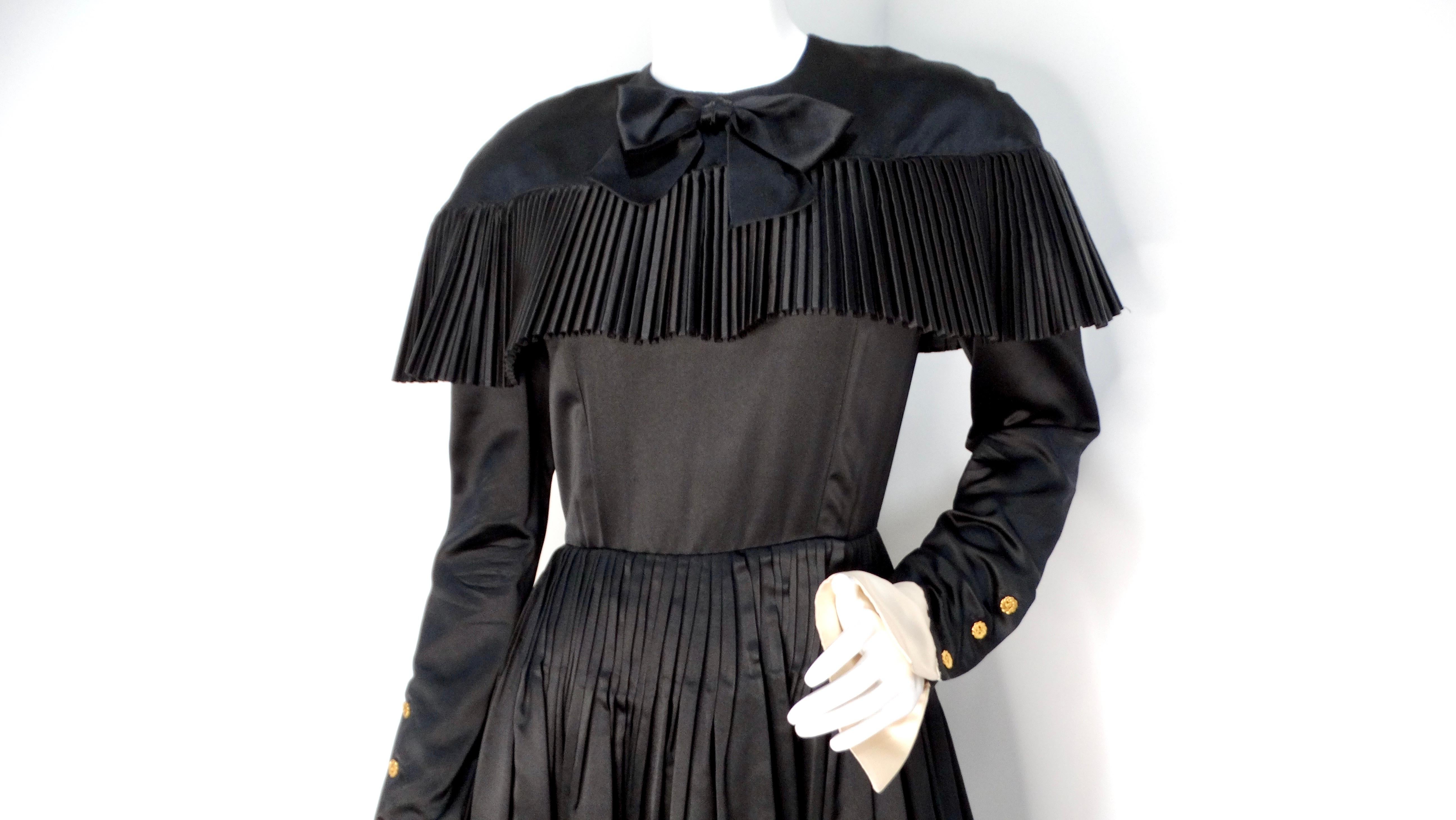 El vestido de baile plisado de seda negra de la Chanel Boutique de los años 80 es un ejemplo de elegancia atemporal y sofisticación clásica. Confeccionado en lujosa seda negra, este exquisito vestido presenta puños a medida de color marfil adornados