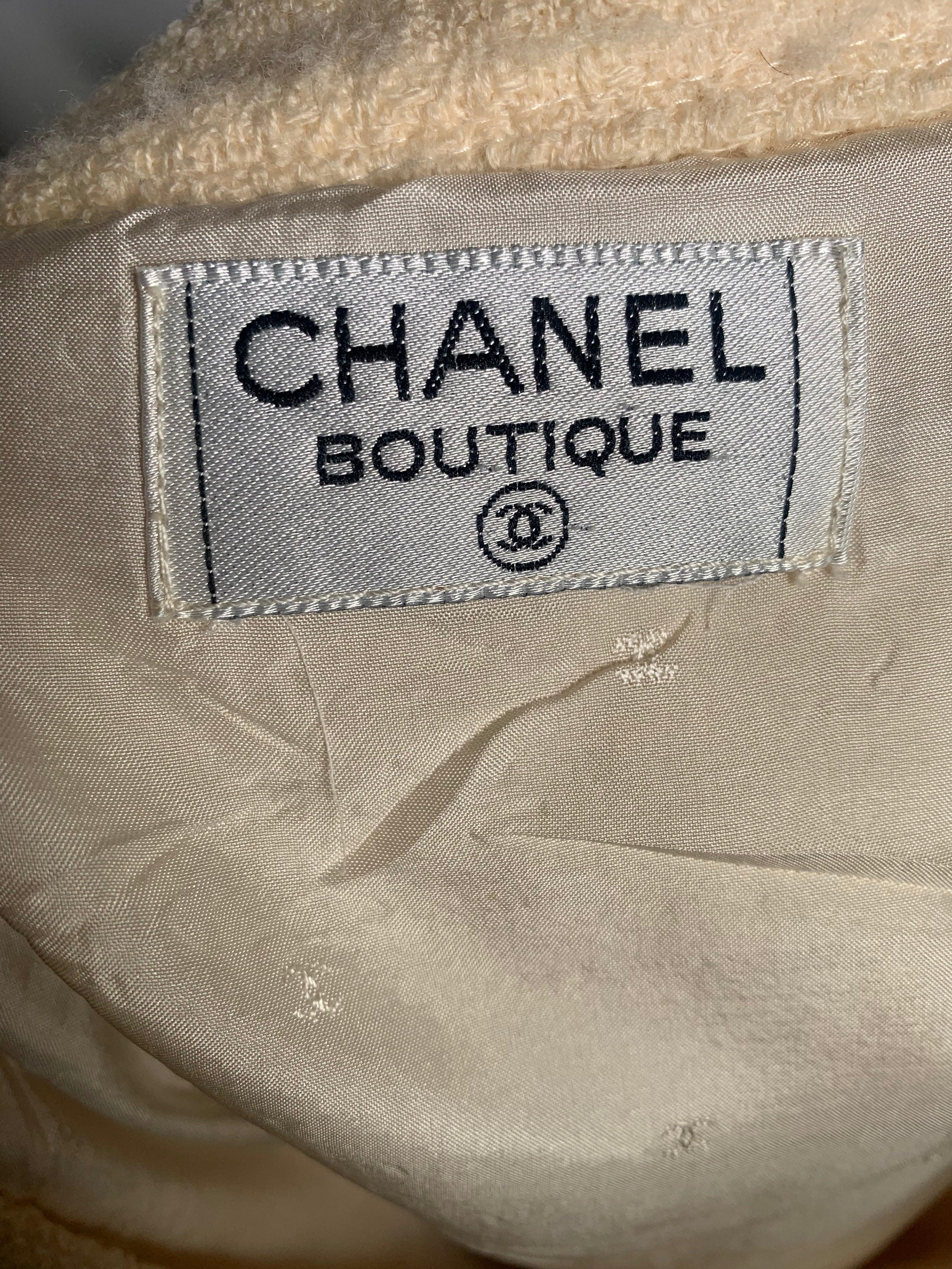 CHANEL Boutique Cream Boucle Tweed Wool Skirt Suit Ensemble In Excellent Condition For Sale In Los Angeles, CA
