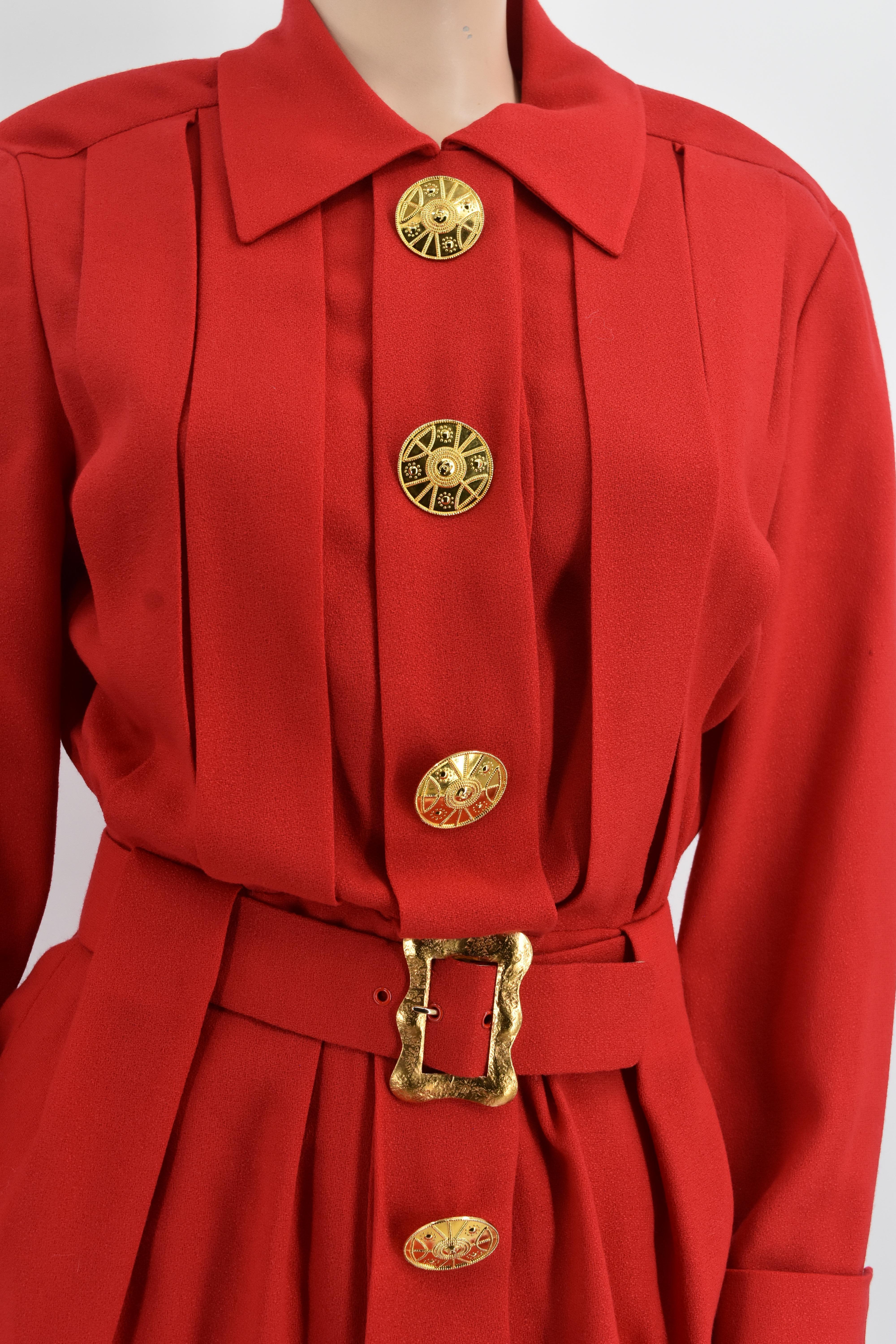 Robe rouge élégante de Chanel Boutique, ornée de boutons uniques de Chanel. Il est en parfait état.