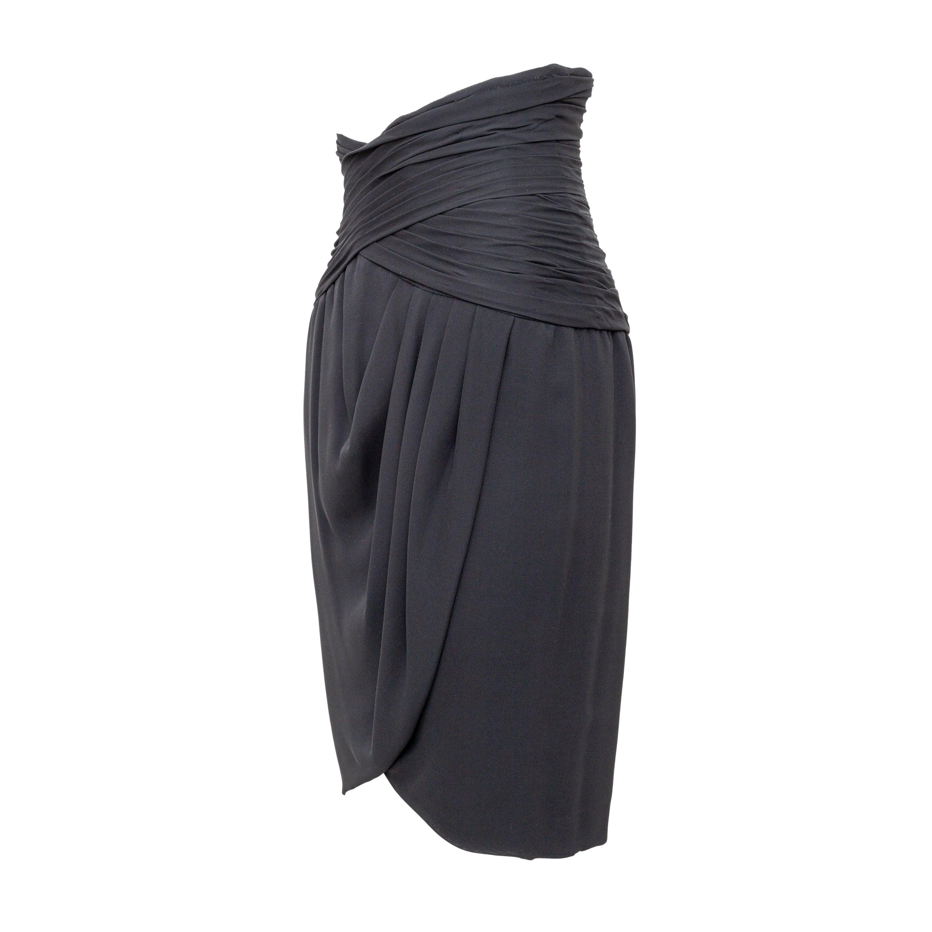 The Chanel Boutique Pleated Skirt, crafted from 100% silk features a unique v-shaped fitted waist and intricate handcrafted buttons on the back. The overlaying pleats add a touch of elegance to this 90s piece.
 
 Waist:32;Hip:38;Length:68  Material:
