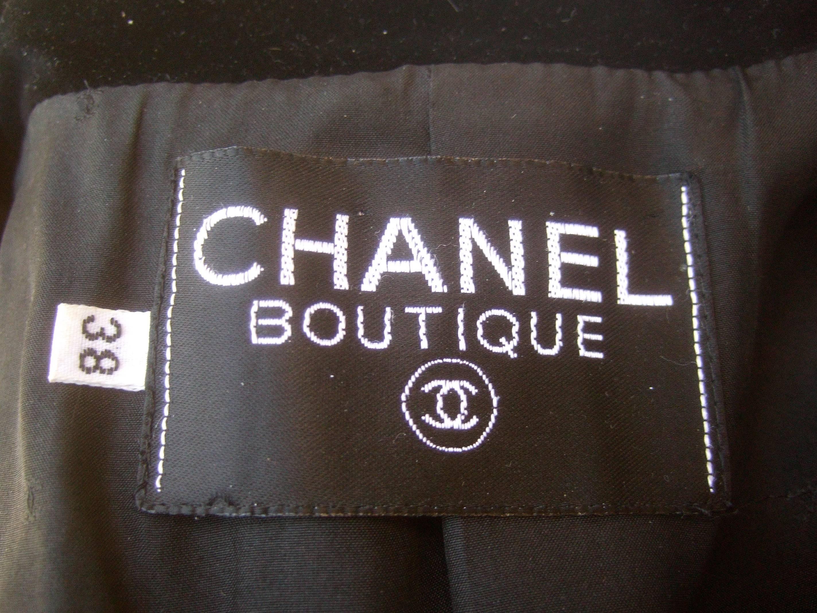 Veste de soirée en velours de soie noir écarlate de Chanel Boutique, vers 1990 en vente 4