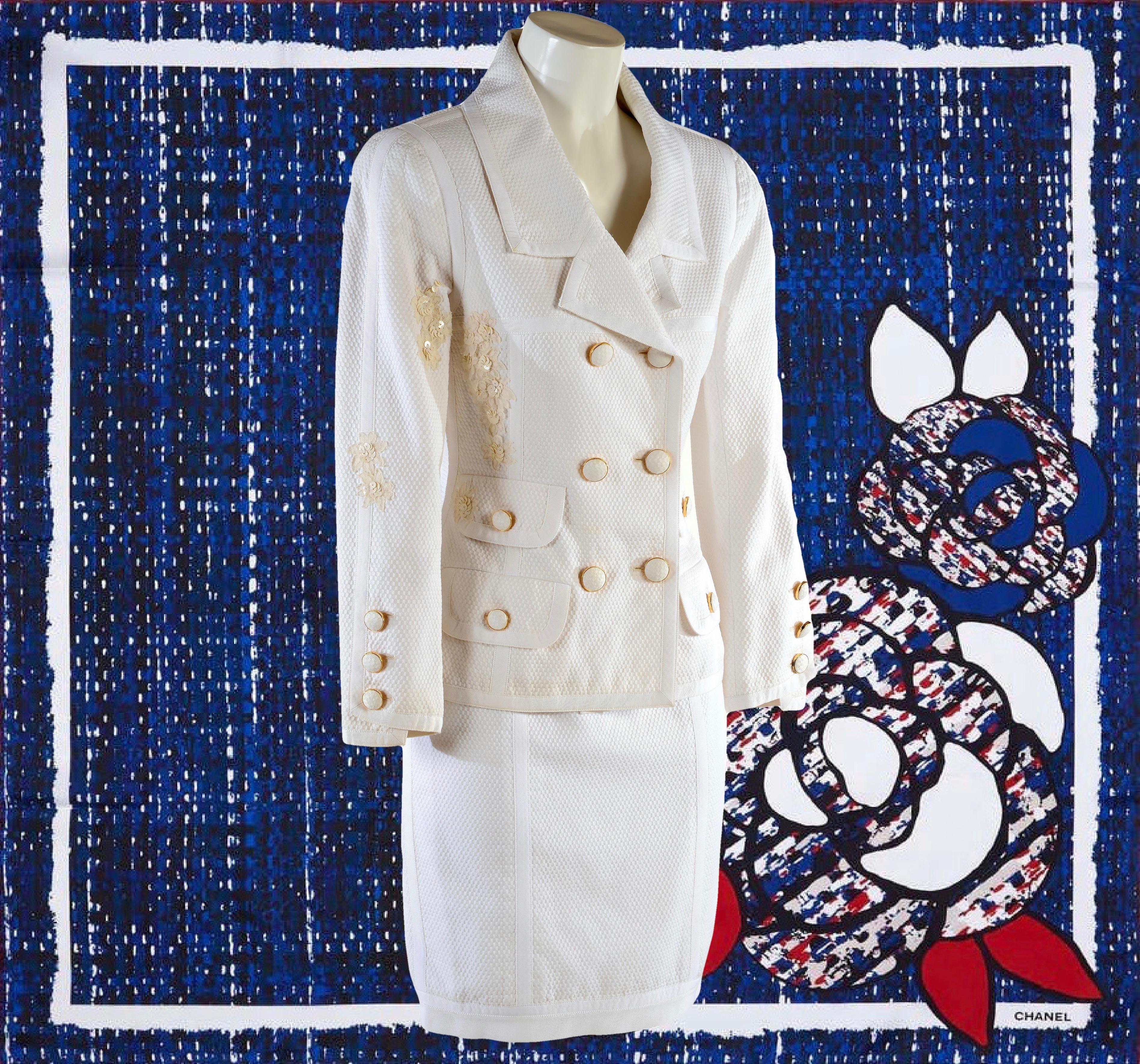 CHANEL boutique Suit white cotton jacket and skirt  late 80s For Sale 5