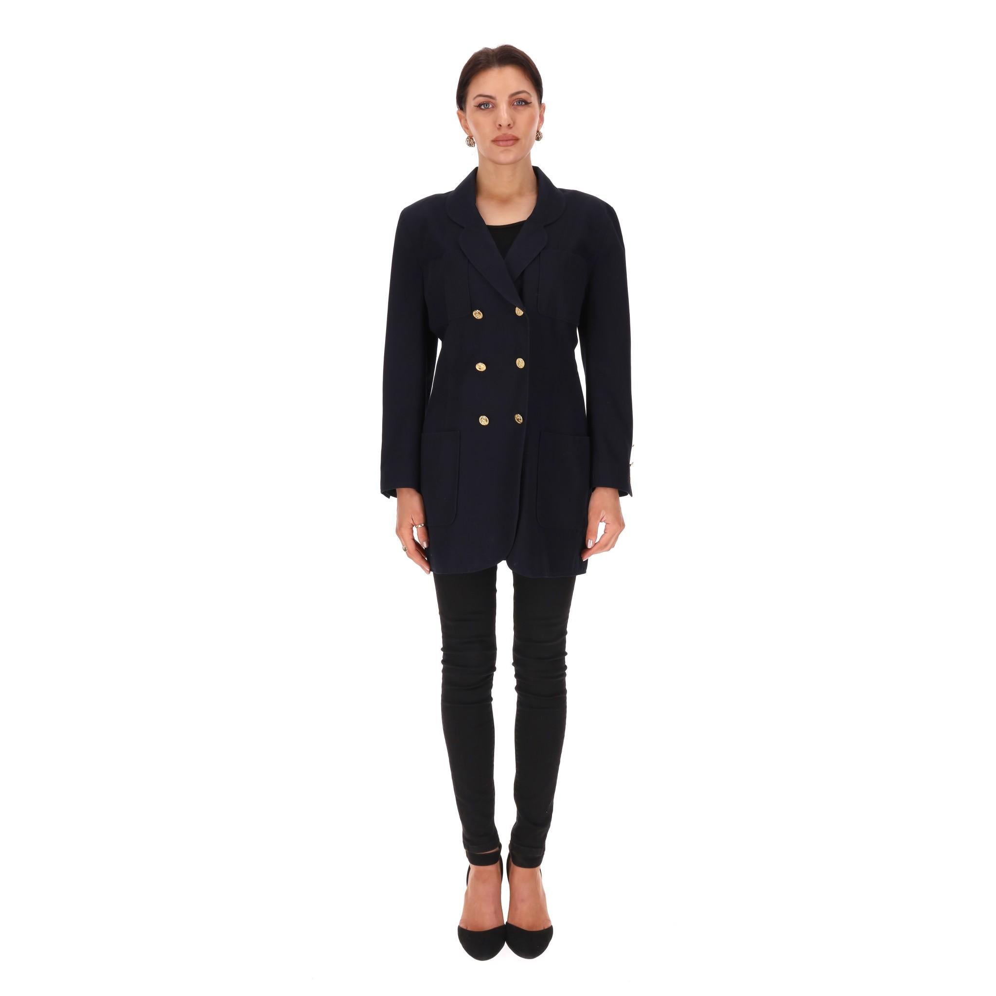 Seltener Artikel - Chanel Boutique Vintage Seltene Balzer/Jacke

Aus den 1980er Jahren stammt diese marineblaue Longline-Jacke aus Baumwolle, die mit goldenen, geprägten 
