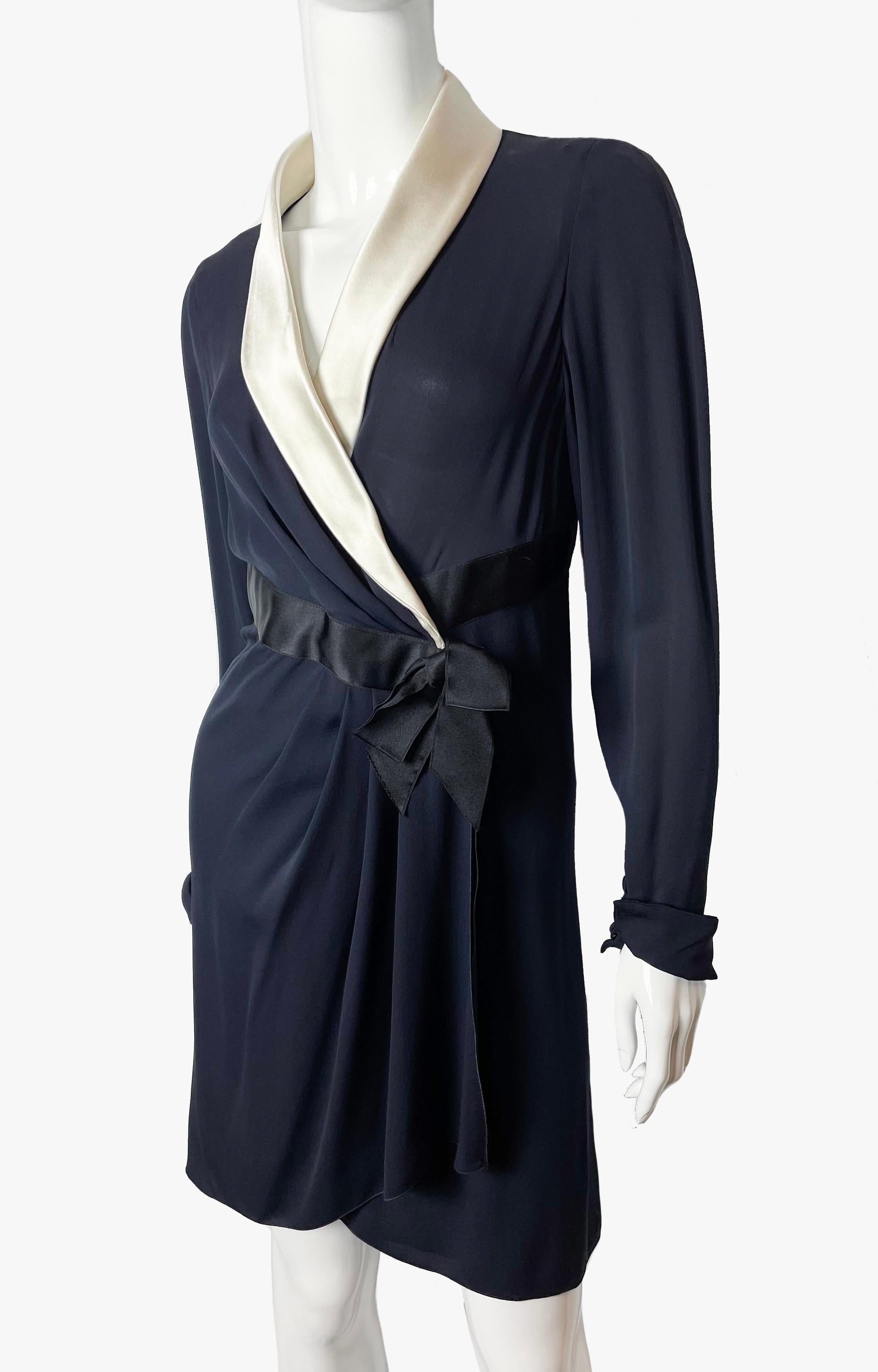 Vintage Chanel Boutique dark blue silk evening dress with ivory V-neck collar. Decorated with black ribbon and a small bow.
Long straight sleeves with one button on the one side.
Period:1990s
Made in France
Composition: 100% silk
Measurements:
total