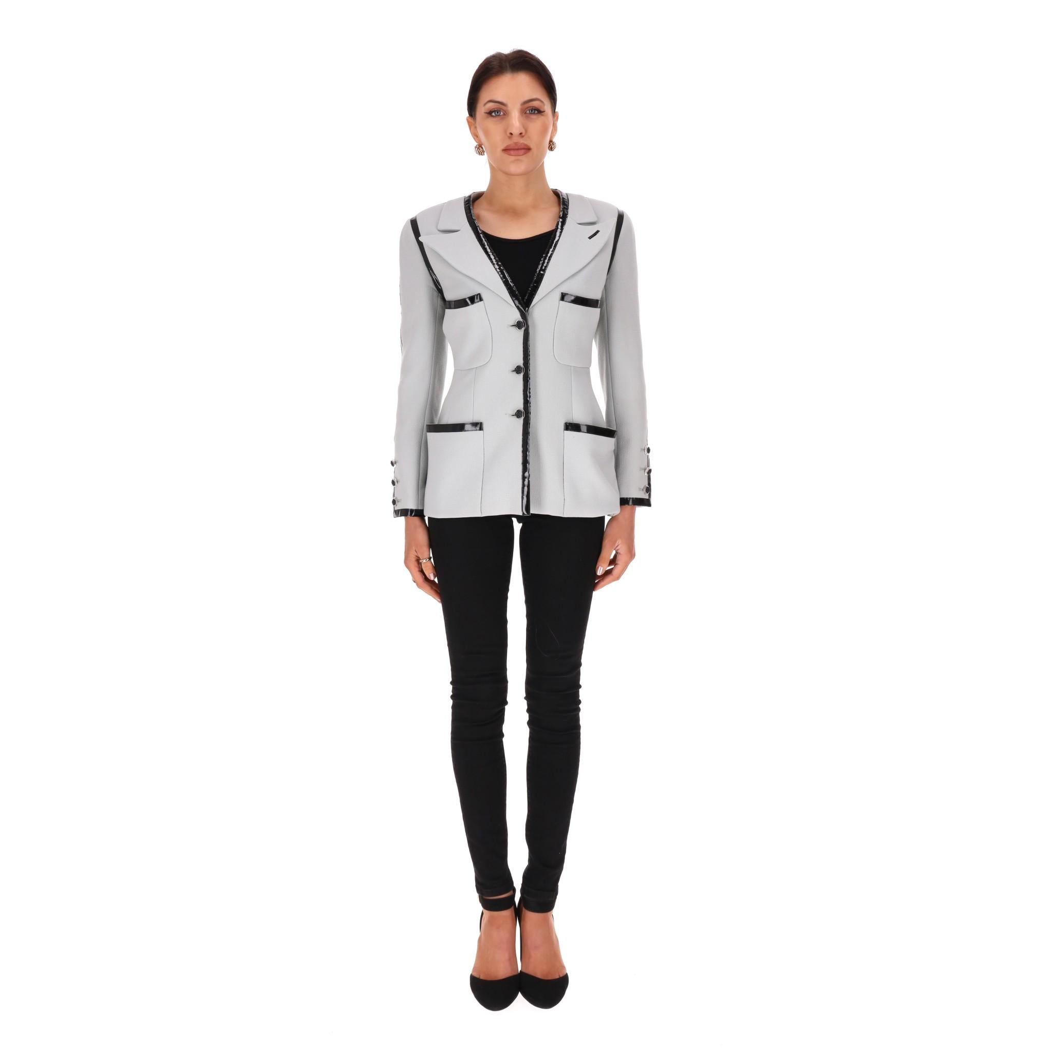 Chanel Boutique Vintage Veste en laine avec bordure en cuir

Veste de tailleur bleu pâle en laine, agrémentée de finitions en cuir noir.

Les boutons transparents sont ornés de la fleur de camélia emblématique.

Il est doté de quatre poches sur le