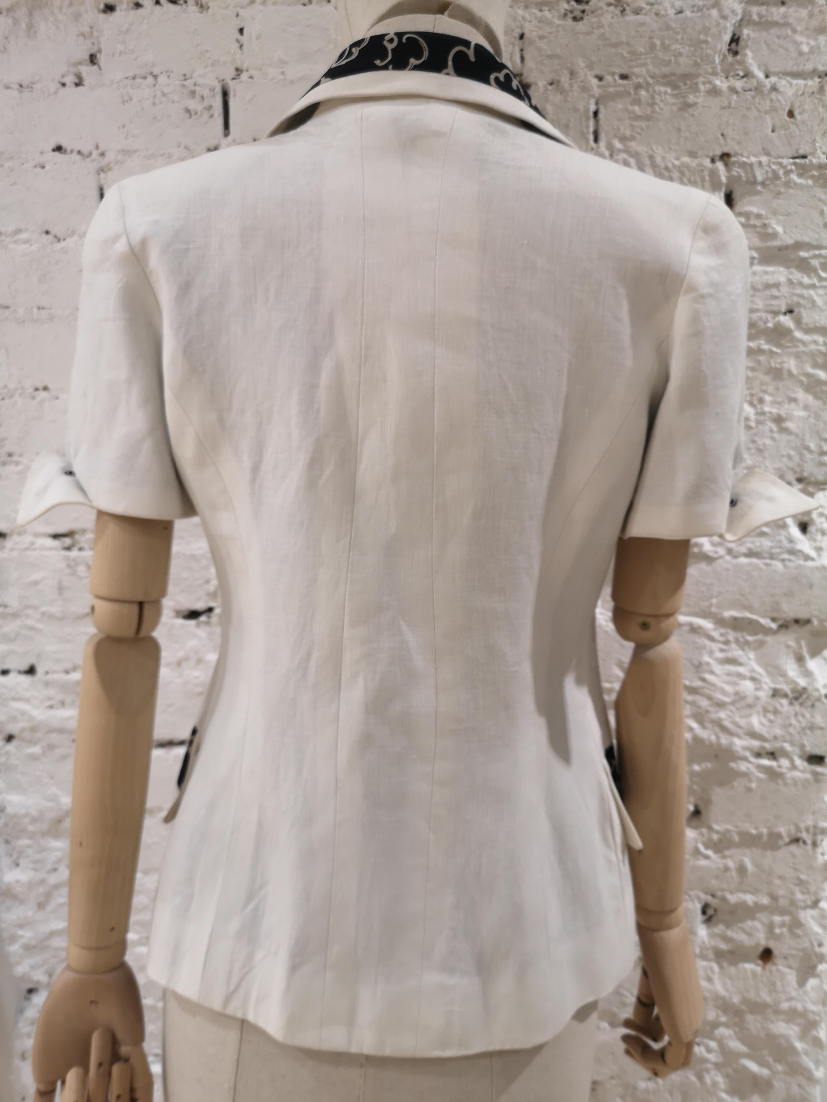 Chanel Boutique Chaqueta de lino blanco y negro con cadena dorada en venta 6