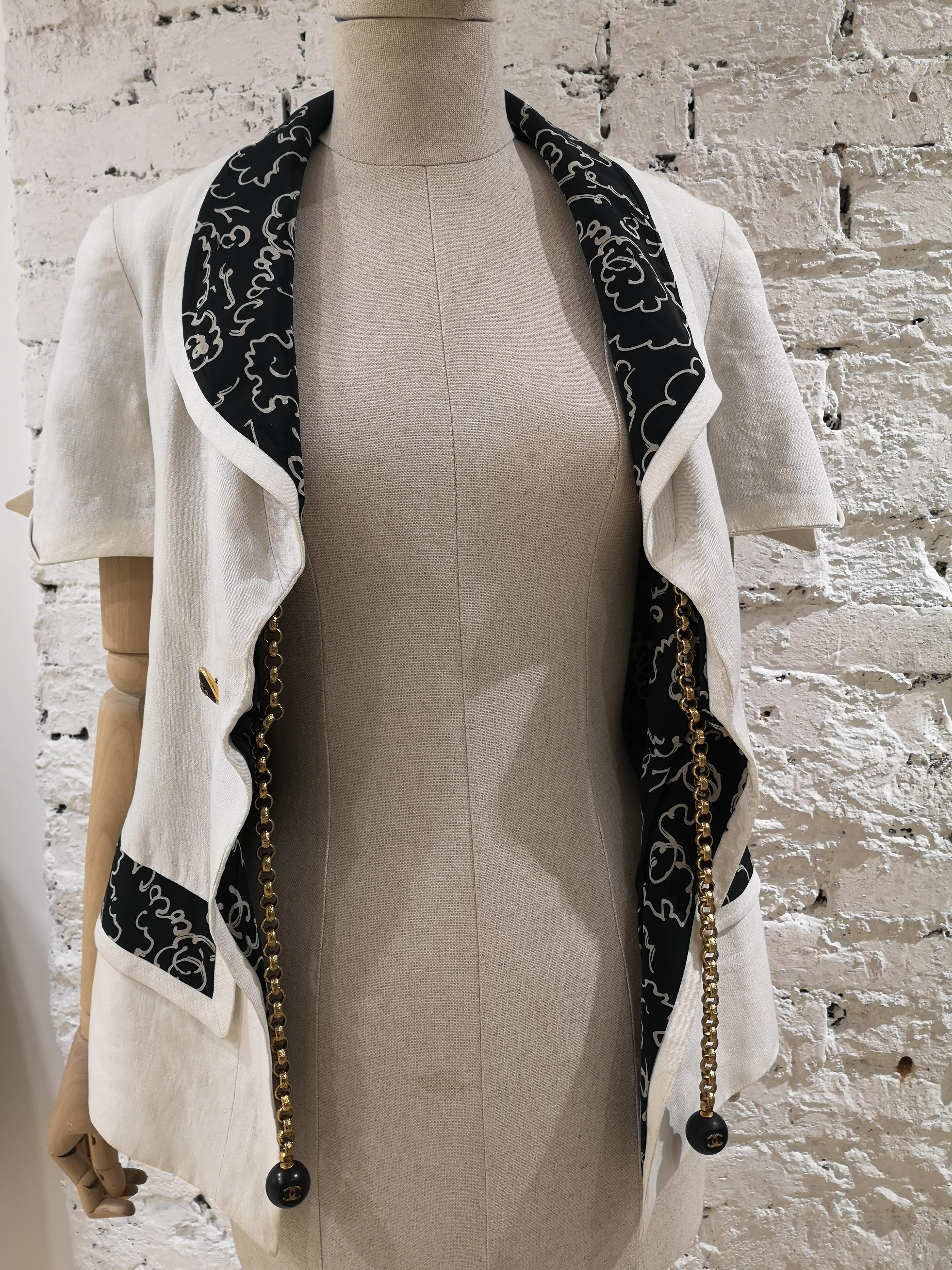 Chanel Boutique white and black linen gold chain jacket For Sale 6