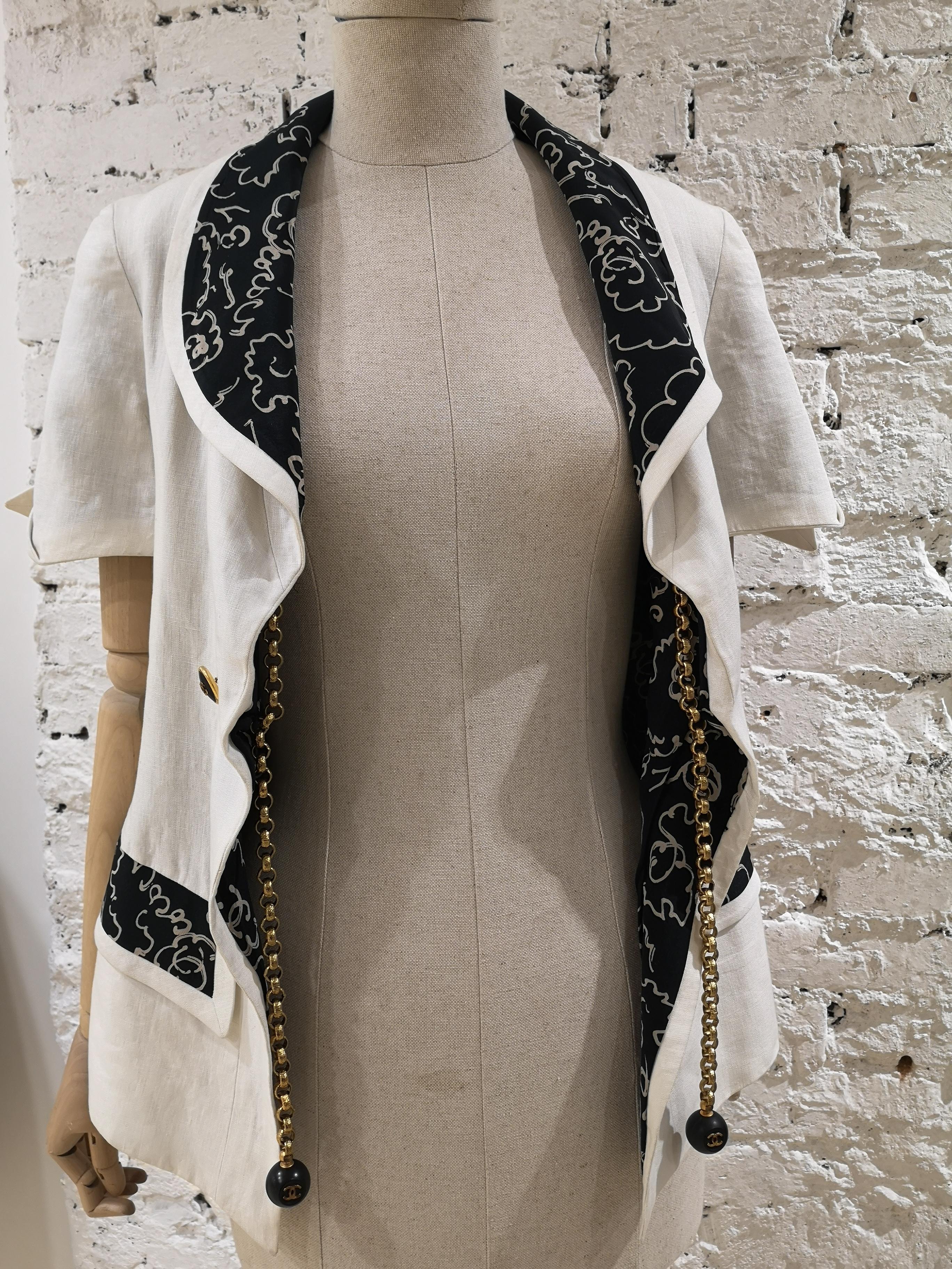 Chanel Boutique Chaqueta de lino blanco y negro con cadena dorada en venta 8