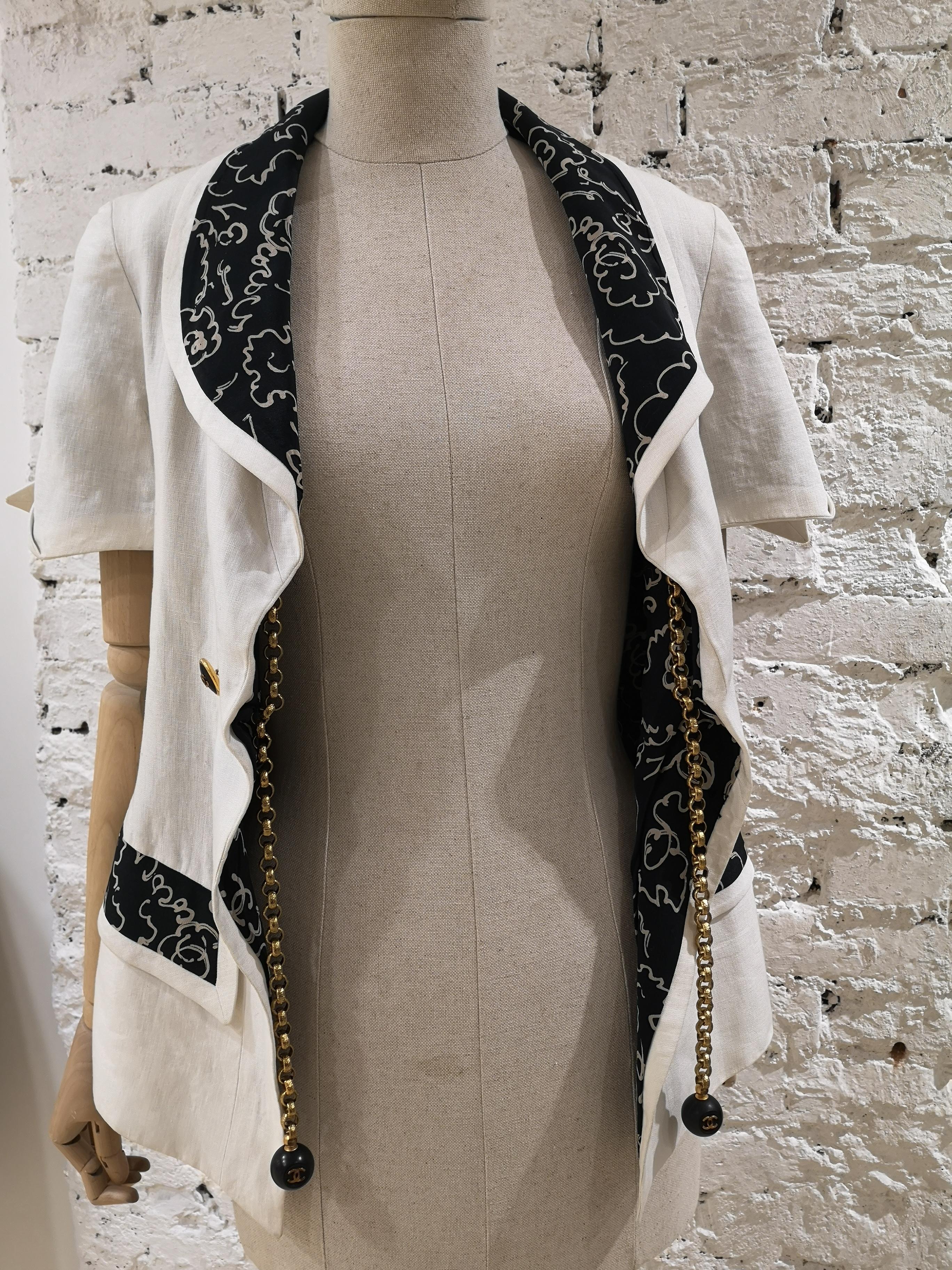 Chanel Boutique Chaqueta de lino blanco y negro con cadena dorada en venta 9