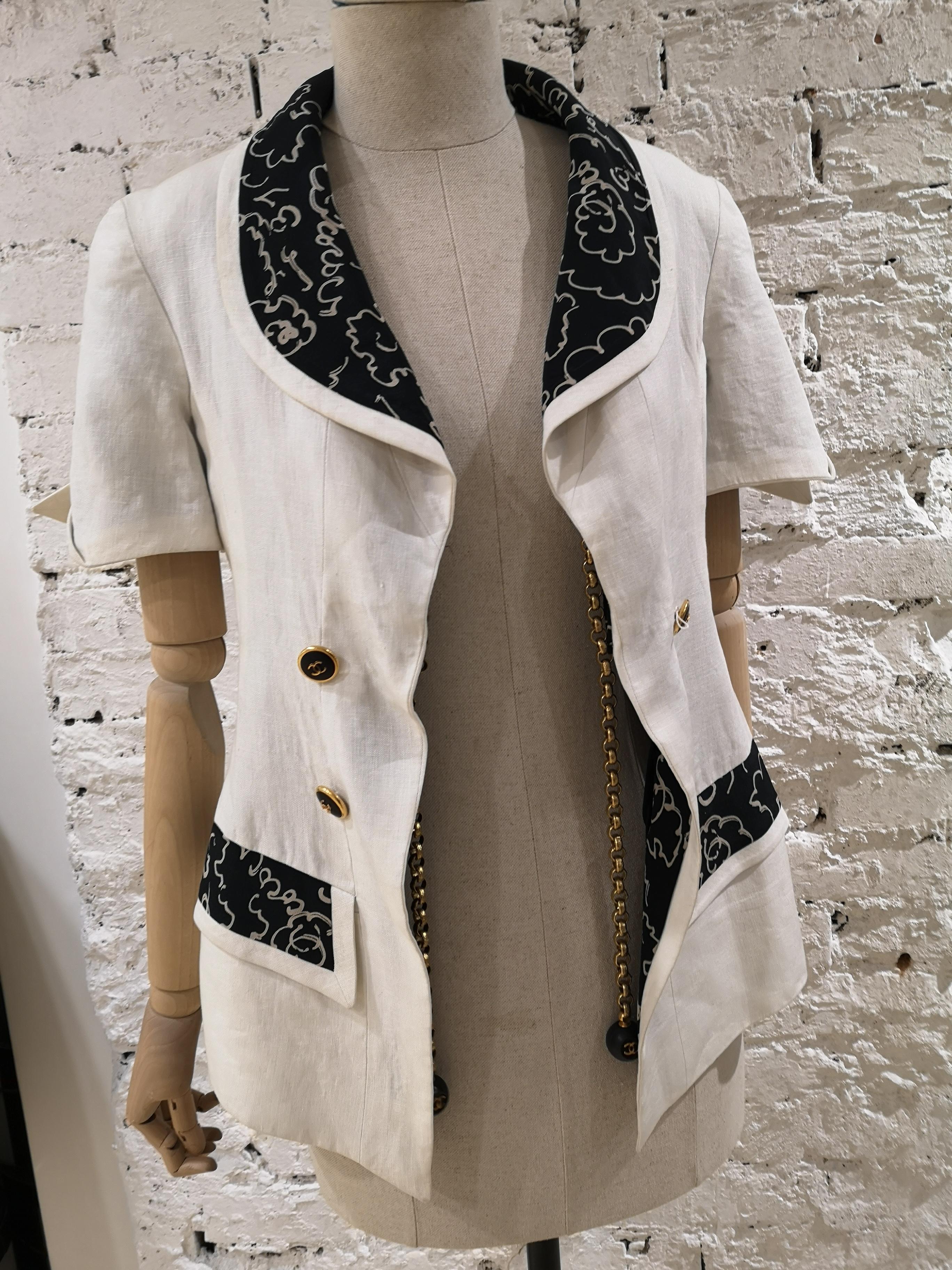 Chanel Boutique Chaqueta de lino blanco y negro con cadena dorada en venta 10