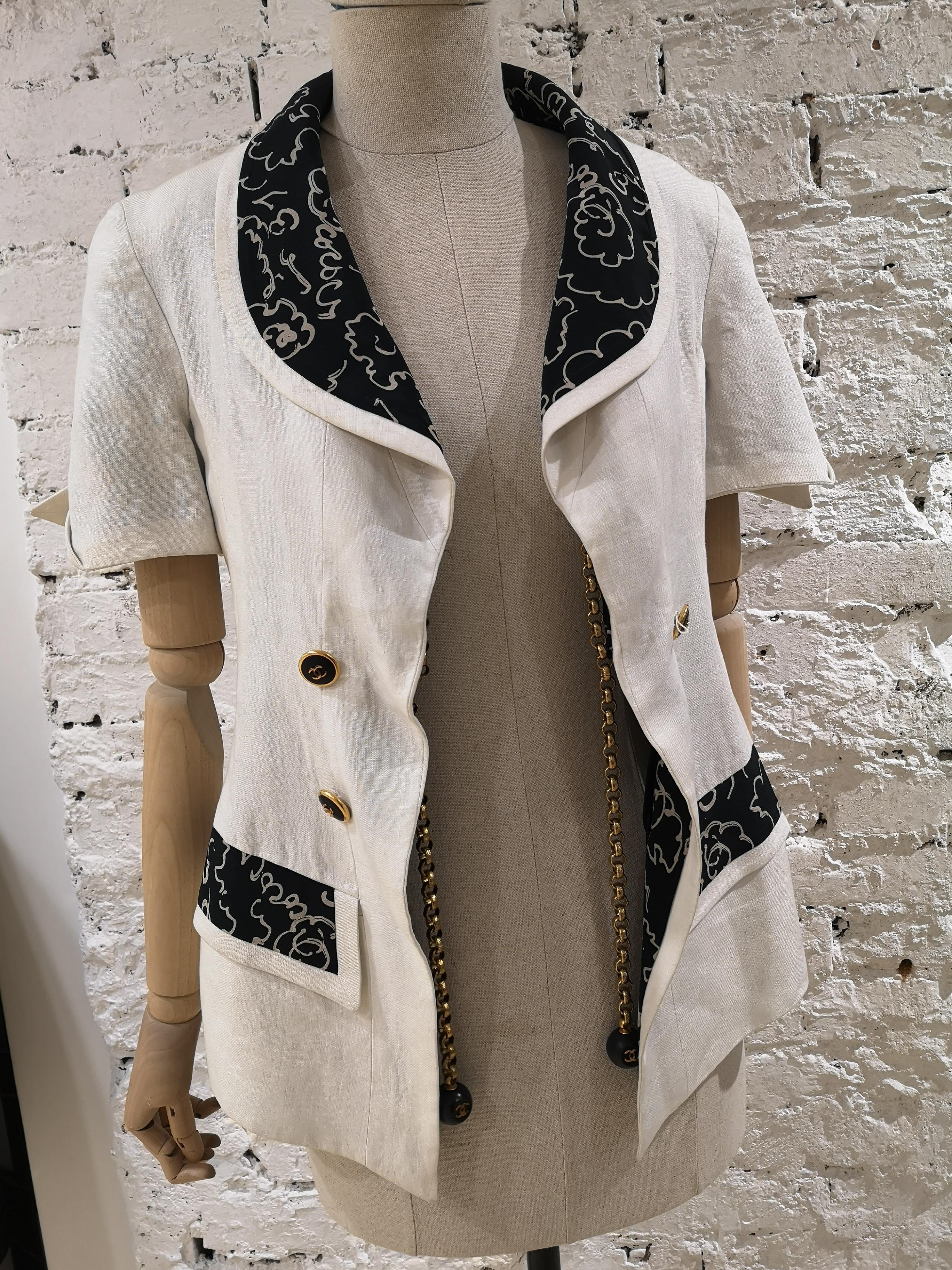 Chanel Boutique Chaqueta de lino blanco y negro con cadena dorada en venta 11
