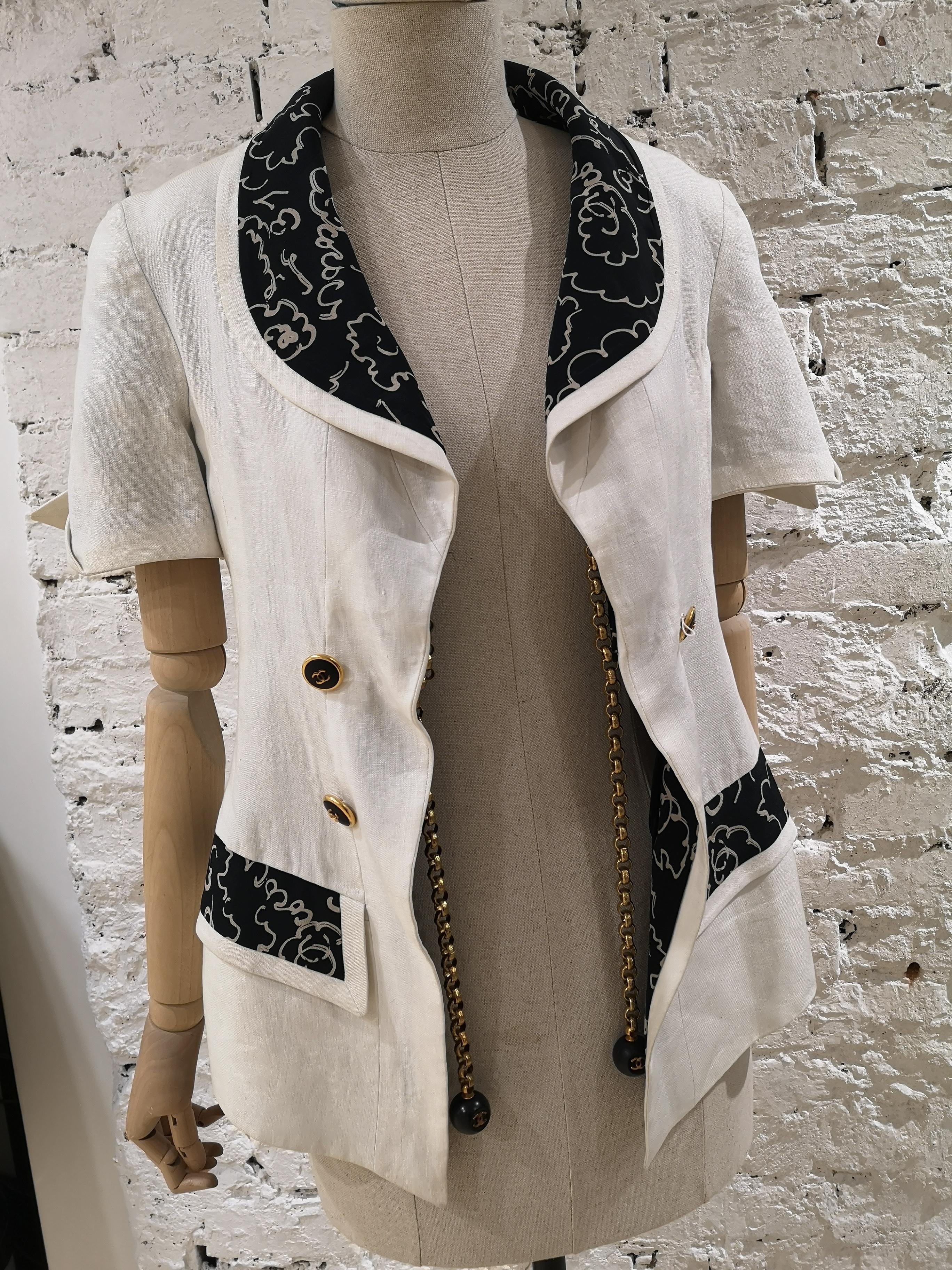 Chanel Boutique Chaqueta de lino blanco y negro con cadena dorada en venta 13