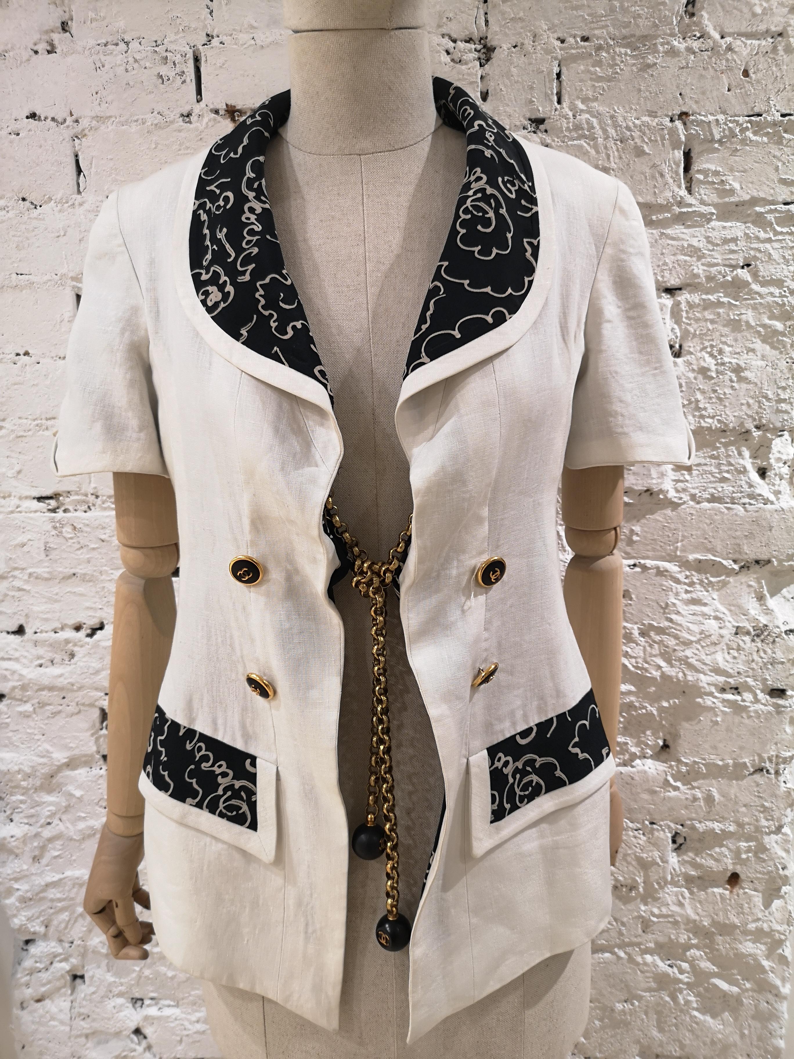 Chanel Boutique white and black linen gold chain jacket For Sale 12