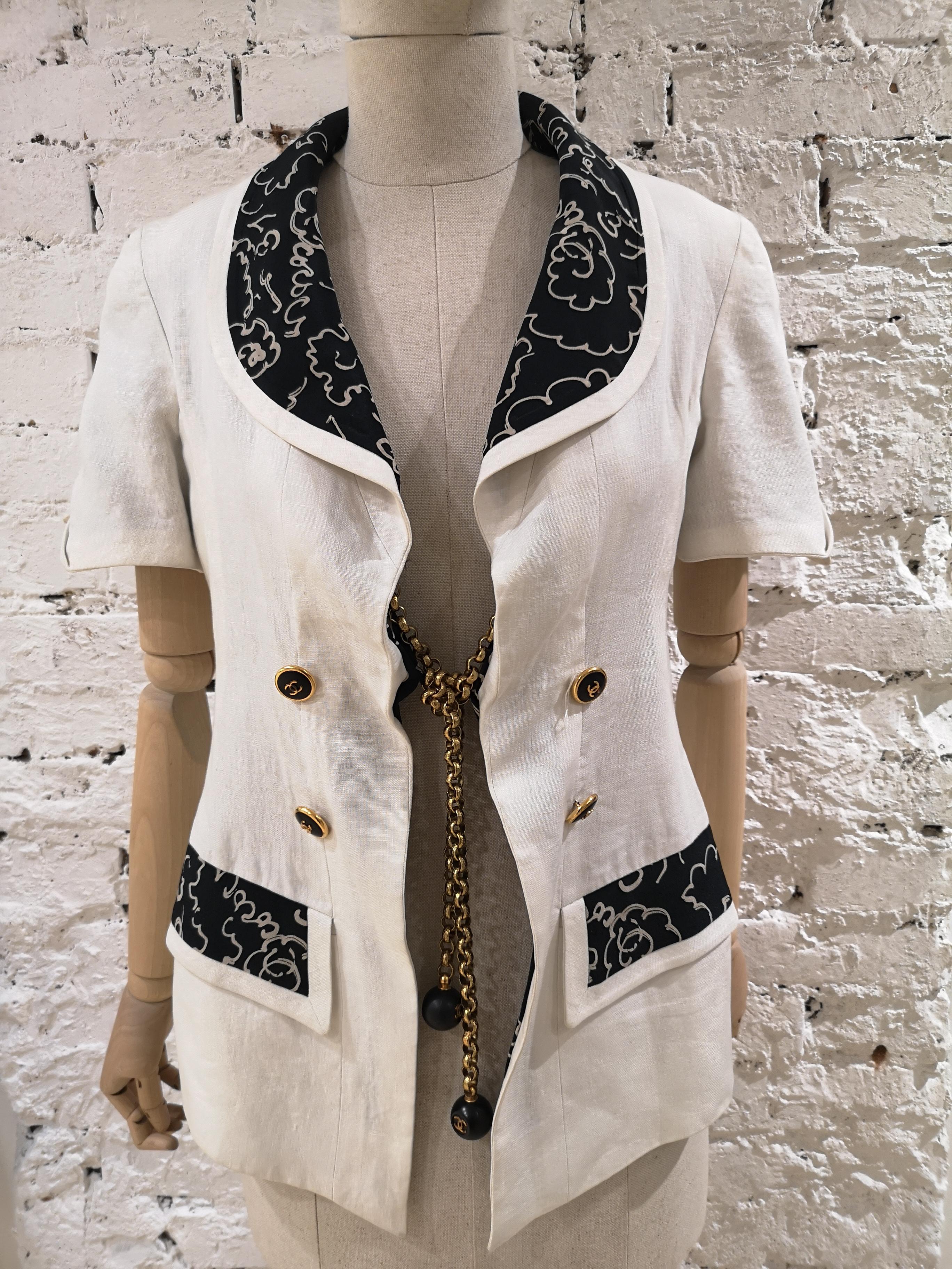 Chanel Boutique Chaqueta de lino blanco y negro con cadena dorada en venta 14