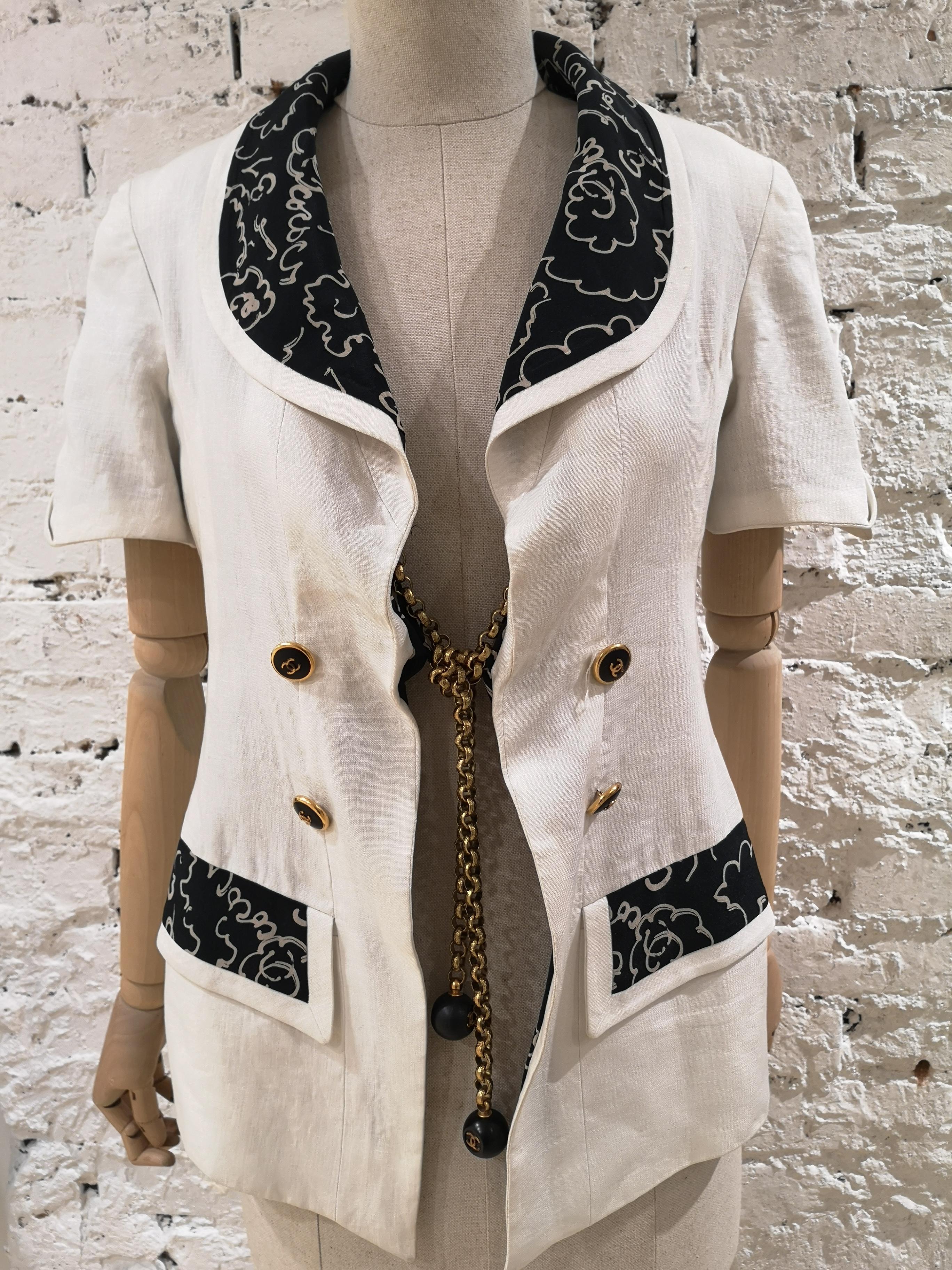 Chanel Boutique Chaqueta de lino blanco y negro con cadena dorada
chaqueta de lino blanco y negro adornada con cadena dorada y colgante negro
totalmente made in france en talla 40