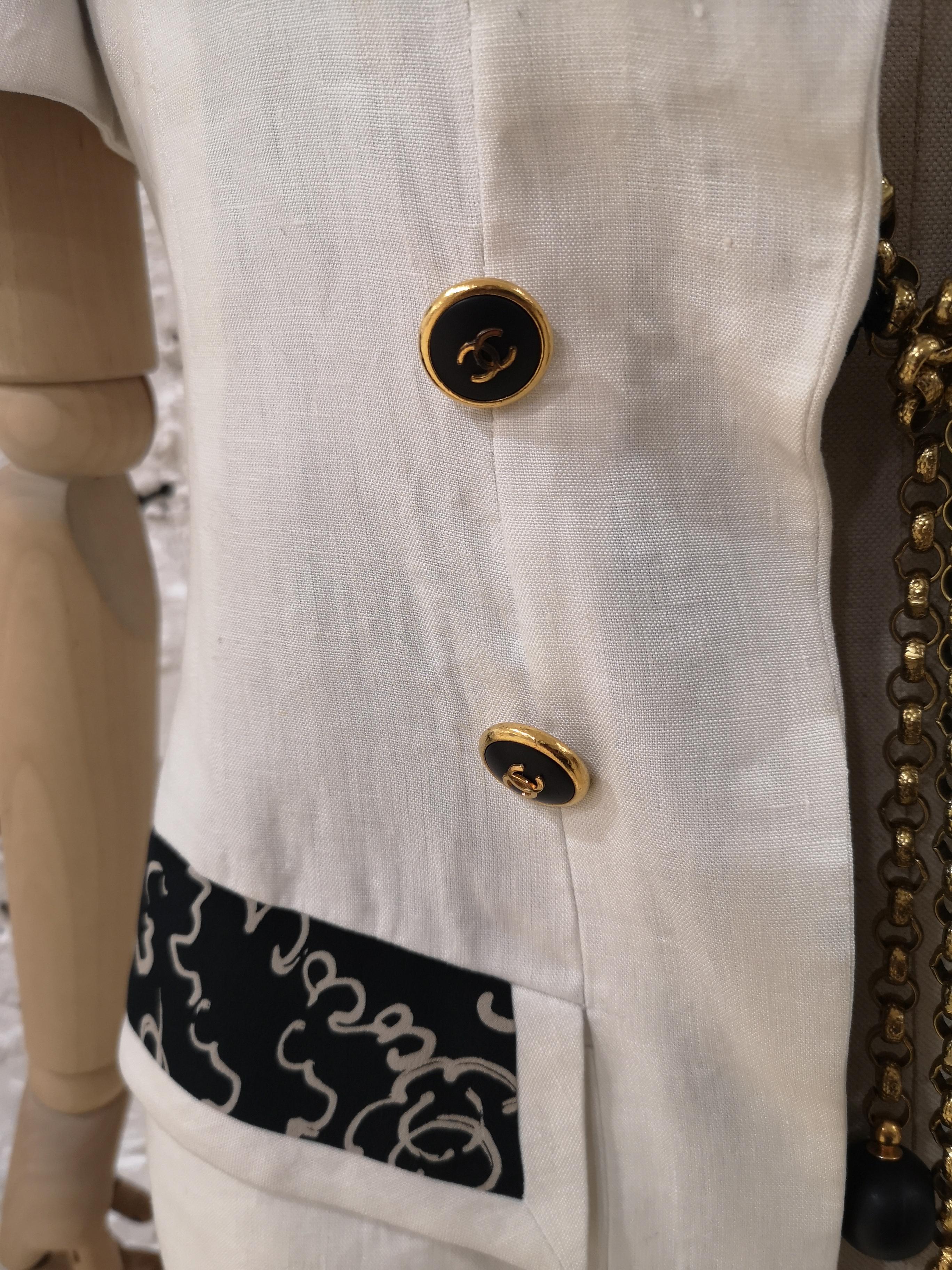 Chanel Boutique Chaqueta de lino blanco y negro con cadena dorada en Bueno estado para la venta en Capri, IT