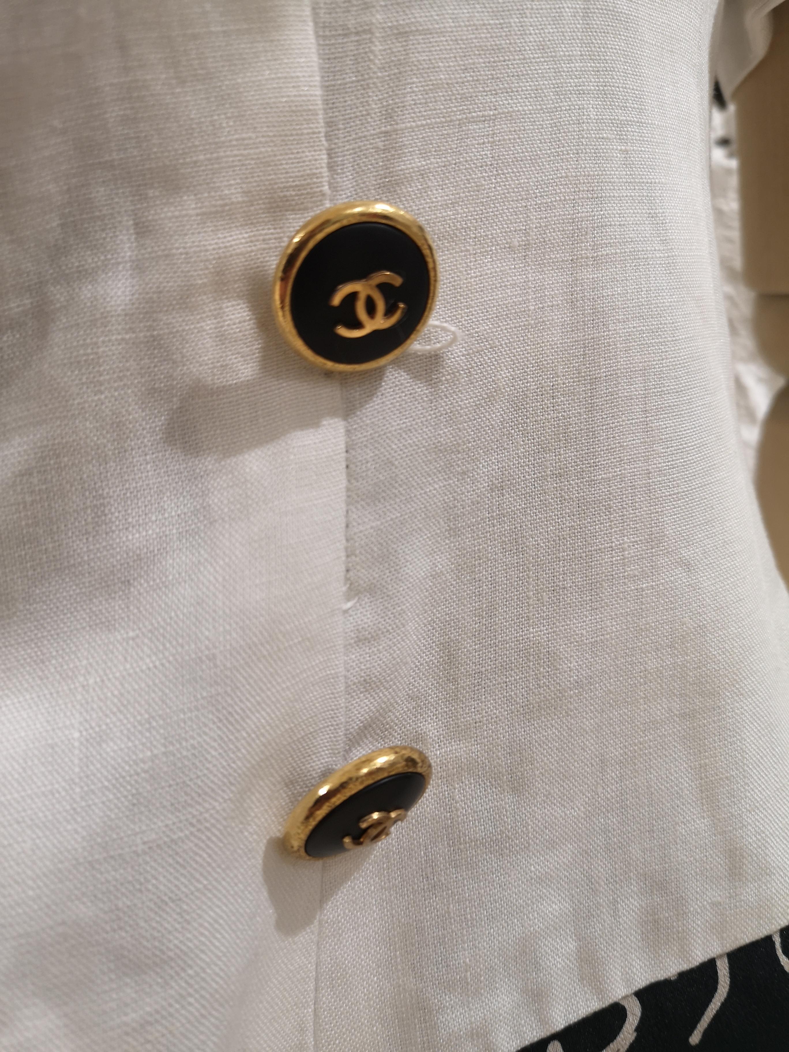 Chanel Boutique Chaqueta de lino blanco y negro con cadena dorada en venta 3