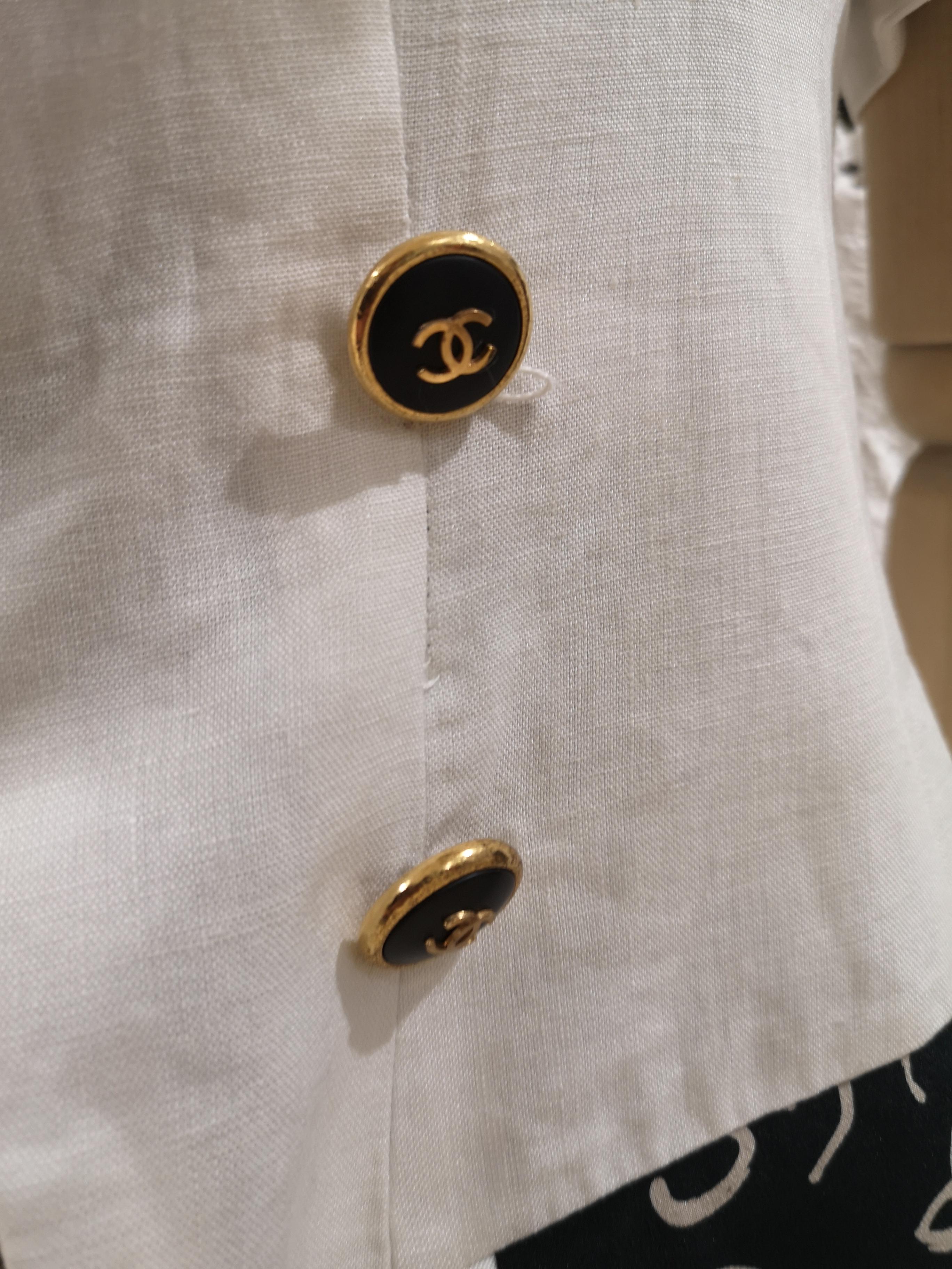 Chanel Boutique white and black linen gold chain jacket For Sale 2