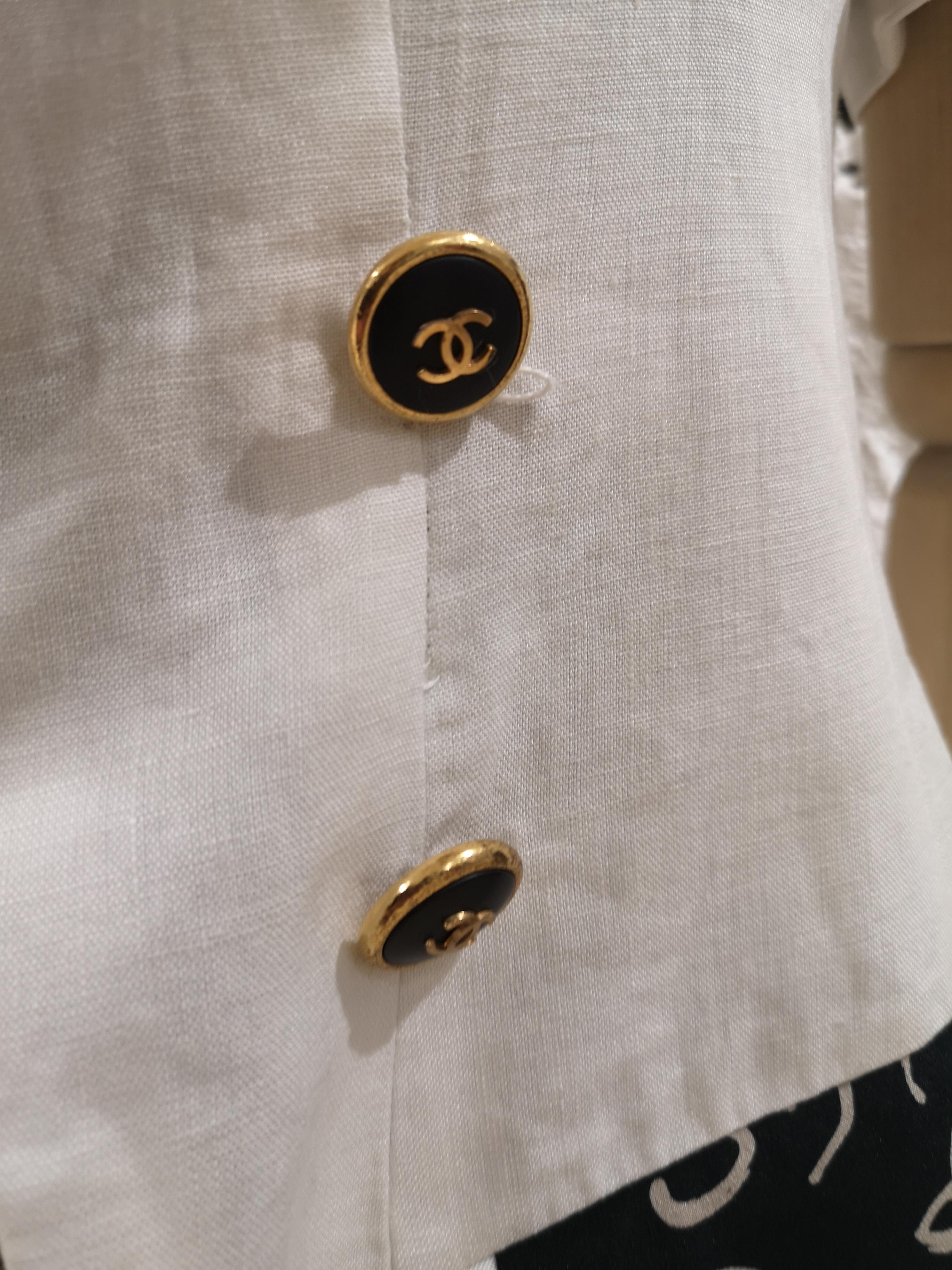 Chanel Boutique Chaqueta de lino blanco y negro con cadena dorada en venta 4