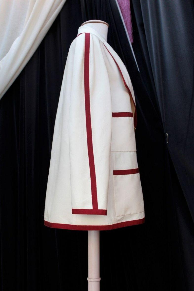 Veste en soie blanche bordée d'un ruban bourgogne Chanel Boutique Excellent état - En vente à SAINT-OUEN-SUR-SEINE, FR