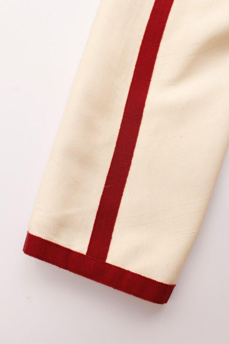Veste en soie blanche bordée d'un ruban bourgogne Chanel Boutique en vente 3