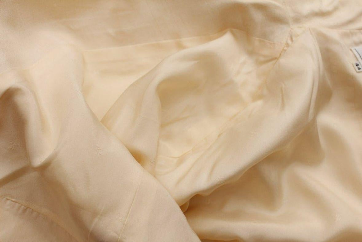Veste en soie blanche bordée d'un ruban bourgogne Chanel Boutique en vente 4