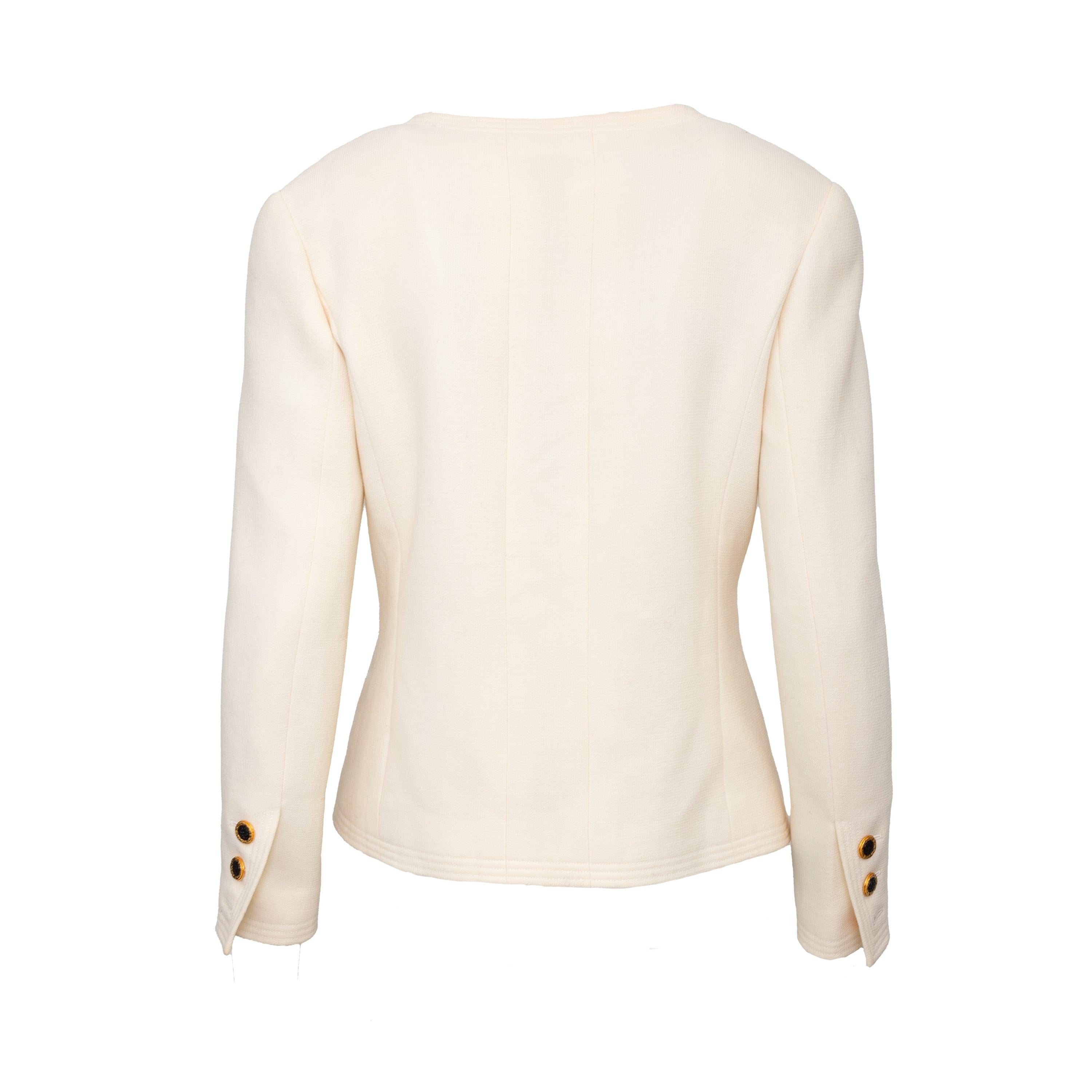 Die Jacke von Chanel Boutique aus einem luxuriösen Wollmischgewebe hat einen Krepp-Effekt und ein Seidenfutter mit geprägtem Chanel-Logo. Die Schmuckknöpfe verleihen einen Hauch von Eleganz, während die Pattentaschen auf der Vorderseite praktisch