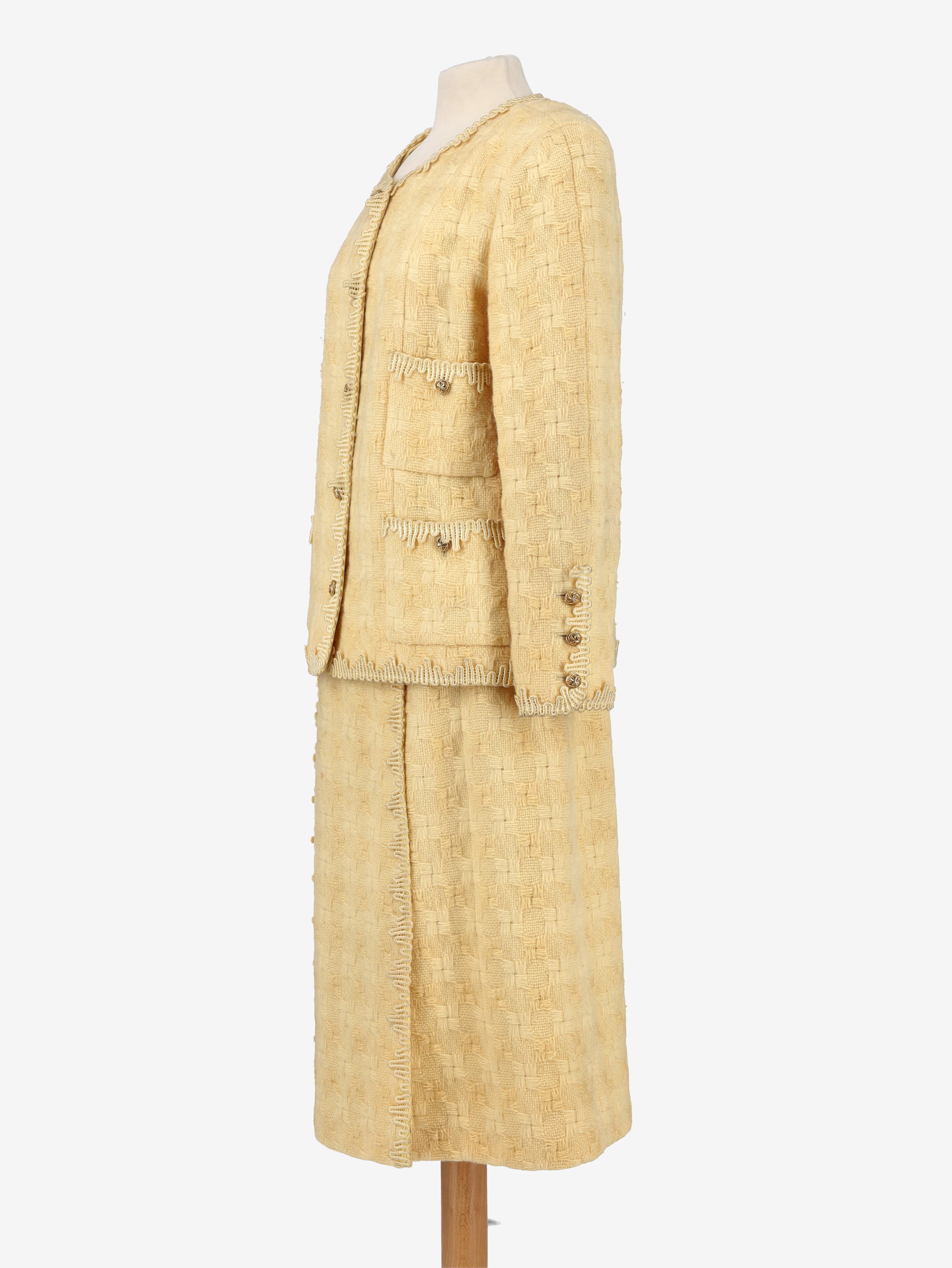 Chanel Boutique Yellow Wool Suit In condizioni ottime in vendita a Milano, IT