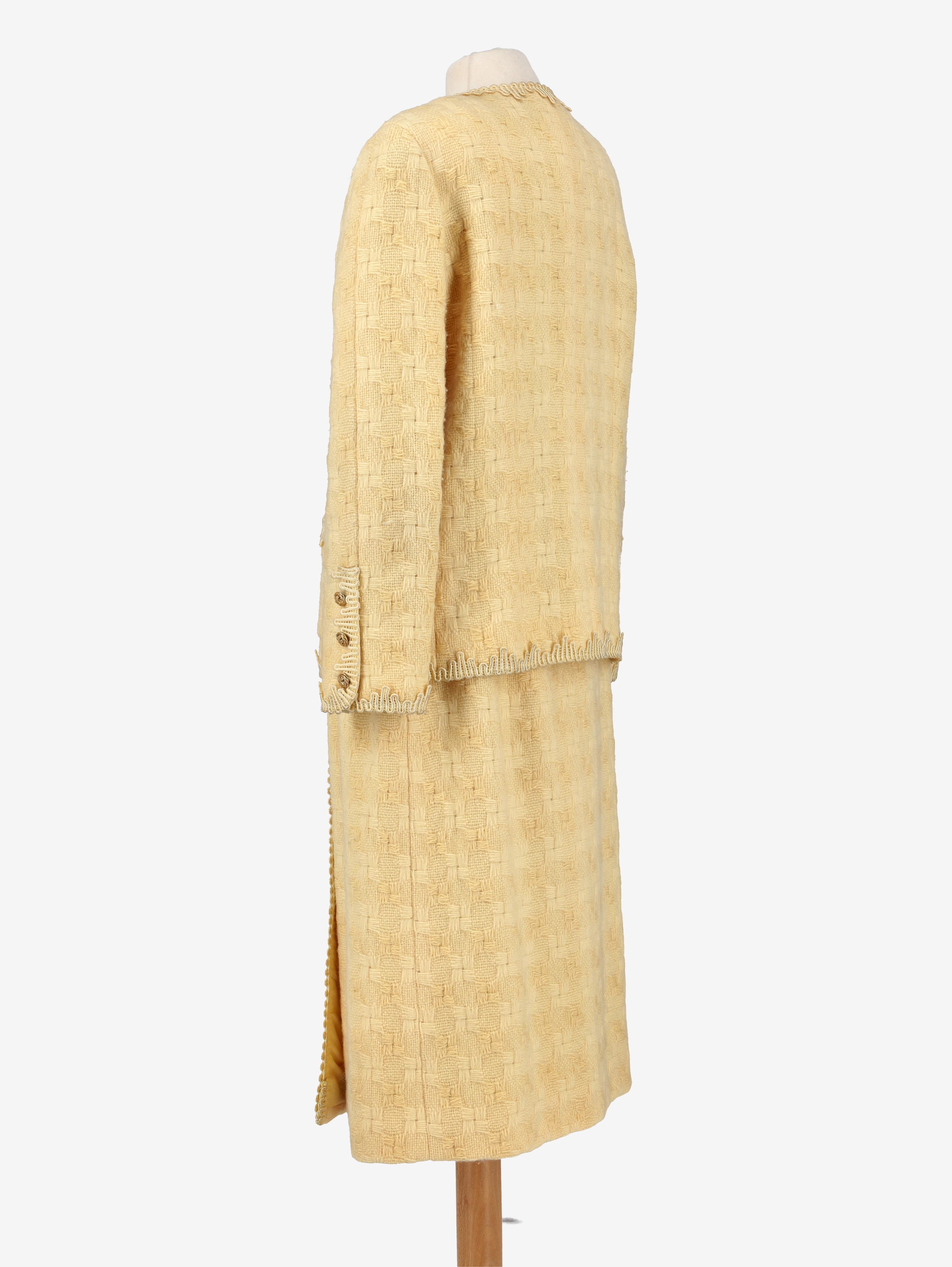 Donna Chanel Boutique Yellow Wool Suit in vendita