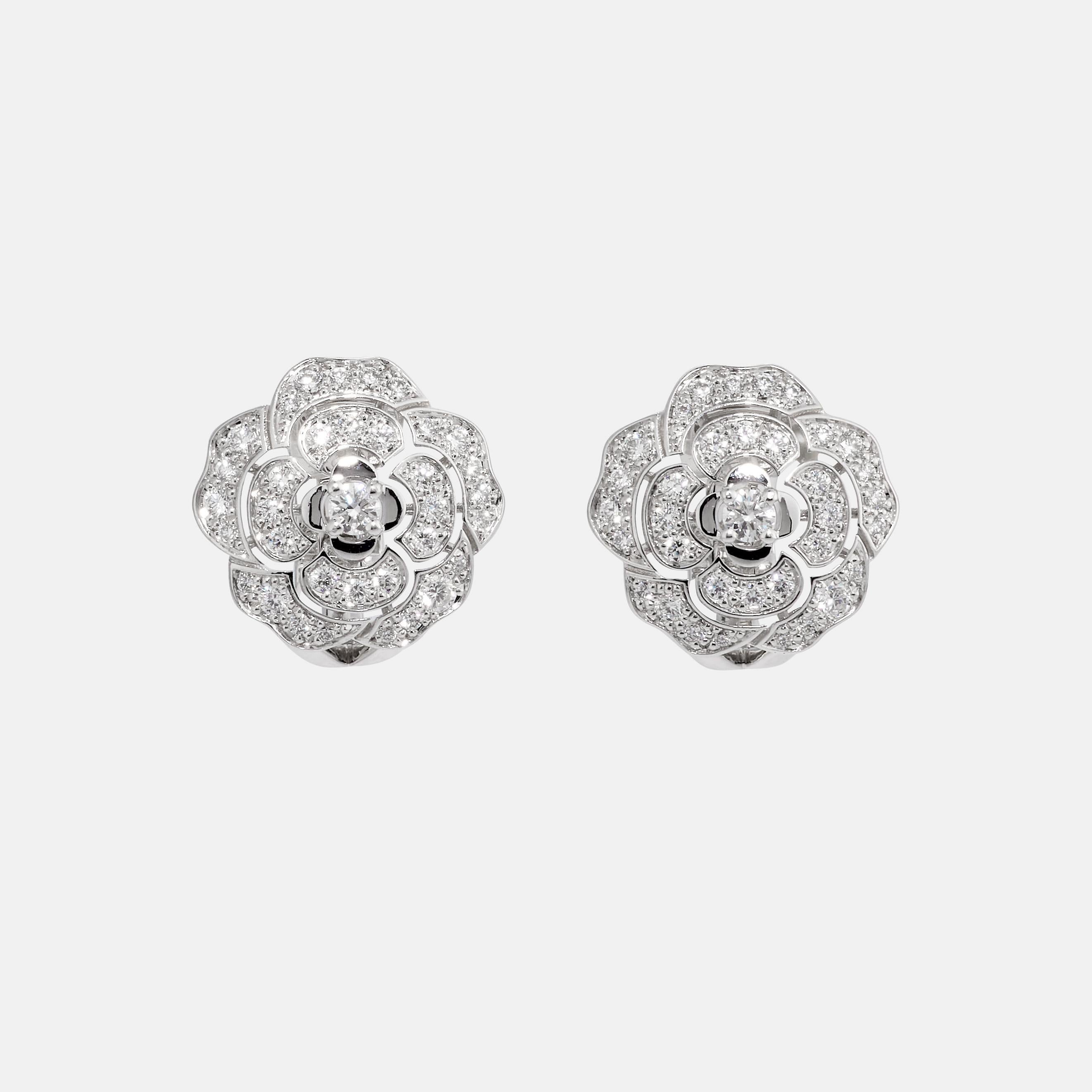Contemporain CHANEL - Boucles d'oreilles Bouton de Camelia en or blanc et diamants en vente