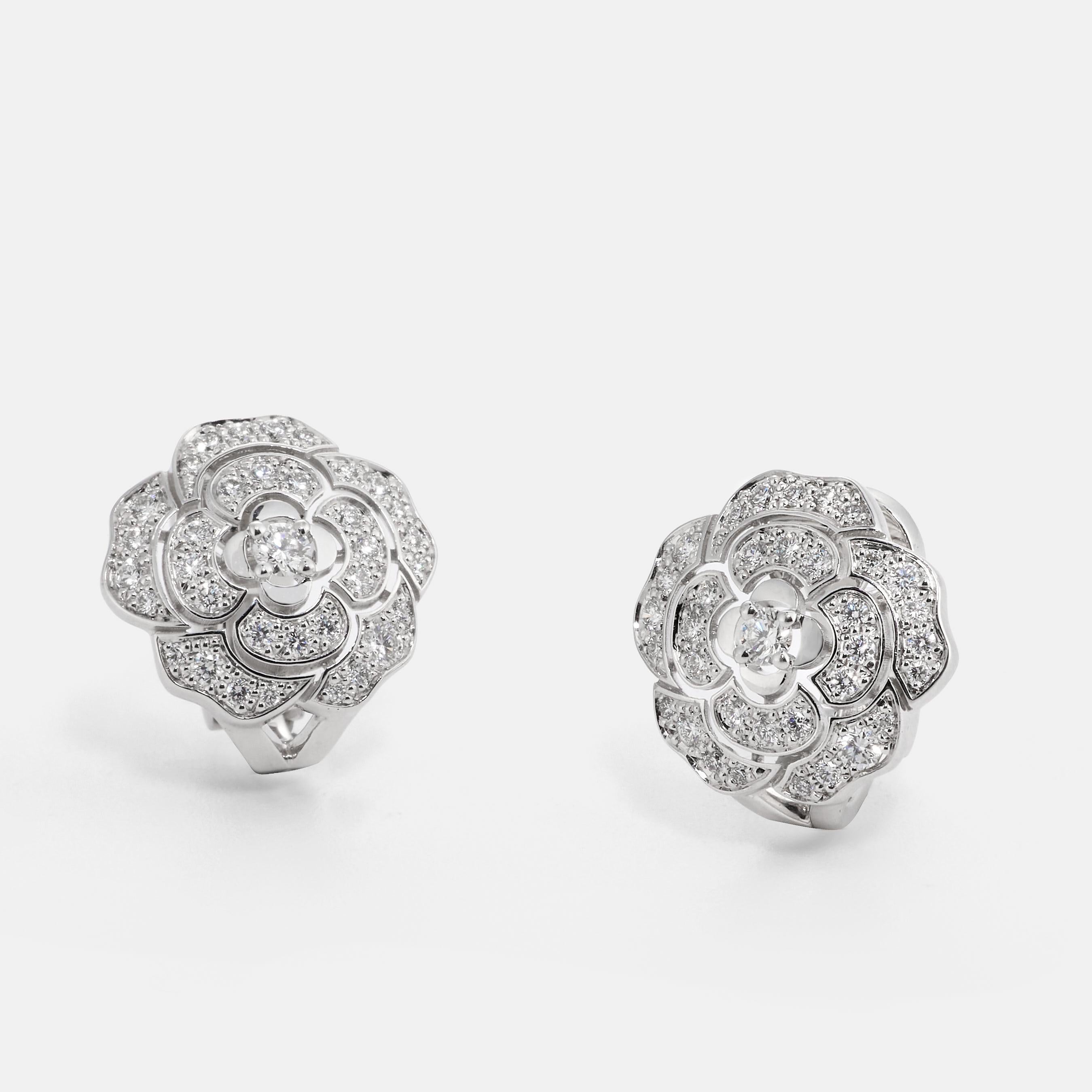 Taille brillant CHANEL - Boucles d'oreilles Bouton de Camelia en or blanc et diamants en vente