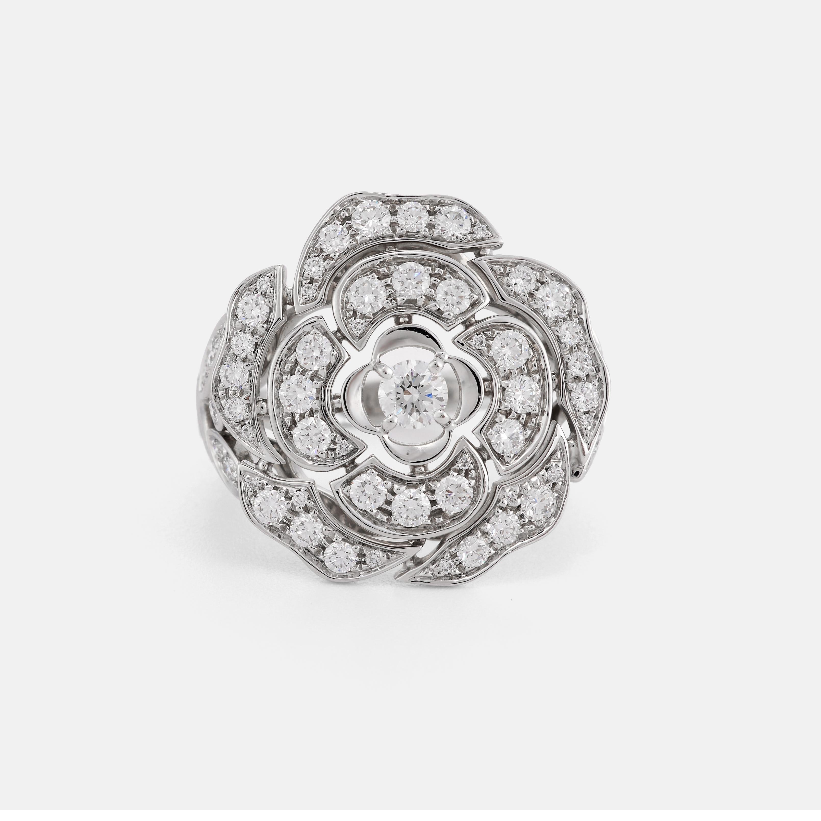Taglio brillante Chanel - Anello Bouton de Camelia in oro bianco e diamanti in vendita