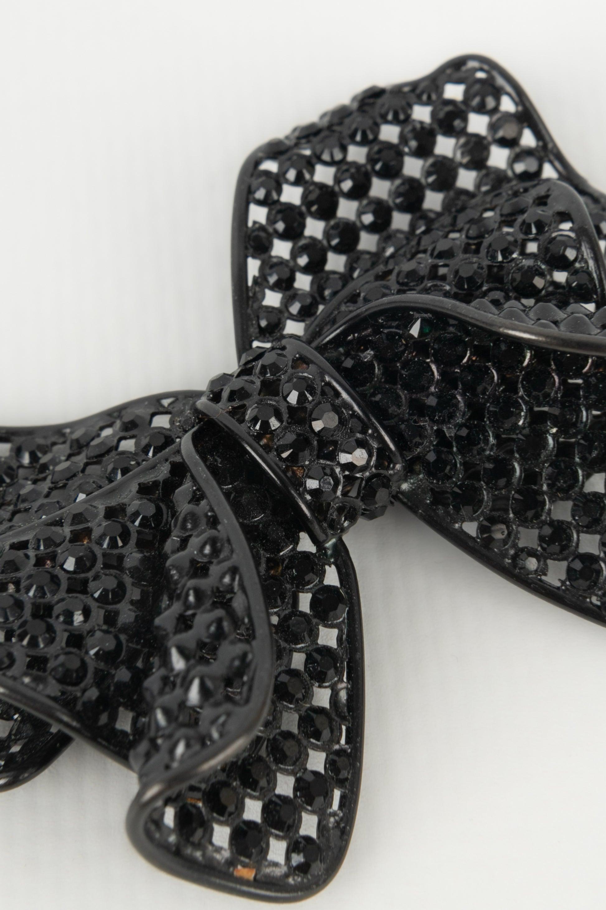 Chanel Schleifenbrosche aus schwarzem Metall mit schwarzen Strasssteinen, 2009 Damen im Angebot