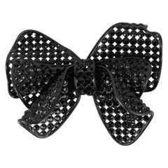 Chanel Broche de lazo de metal negro con brillantes negros, 2009